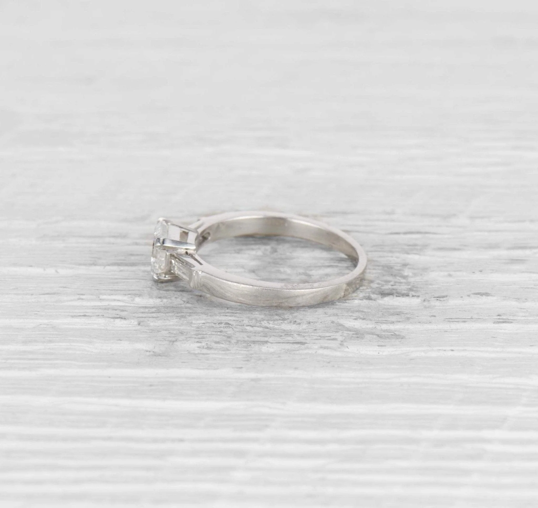 1.04 CARAT EMERALD CUT DIAMOND ENGAGEMENT RING - Image 3