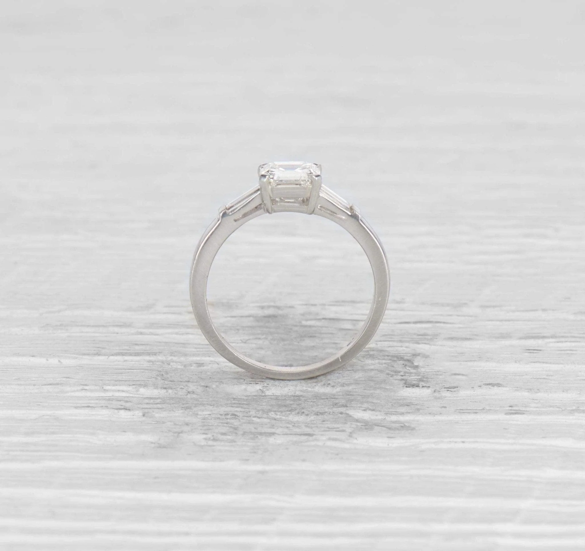 1.04 CARAT EMERALD CUT DIAMOND ENGAGEMENT RING - Image 4