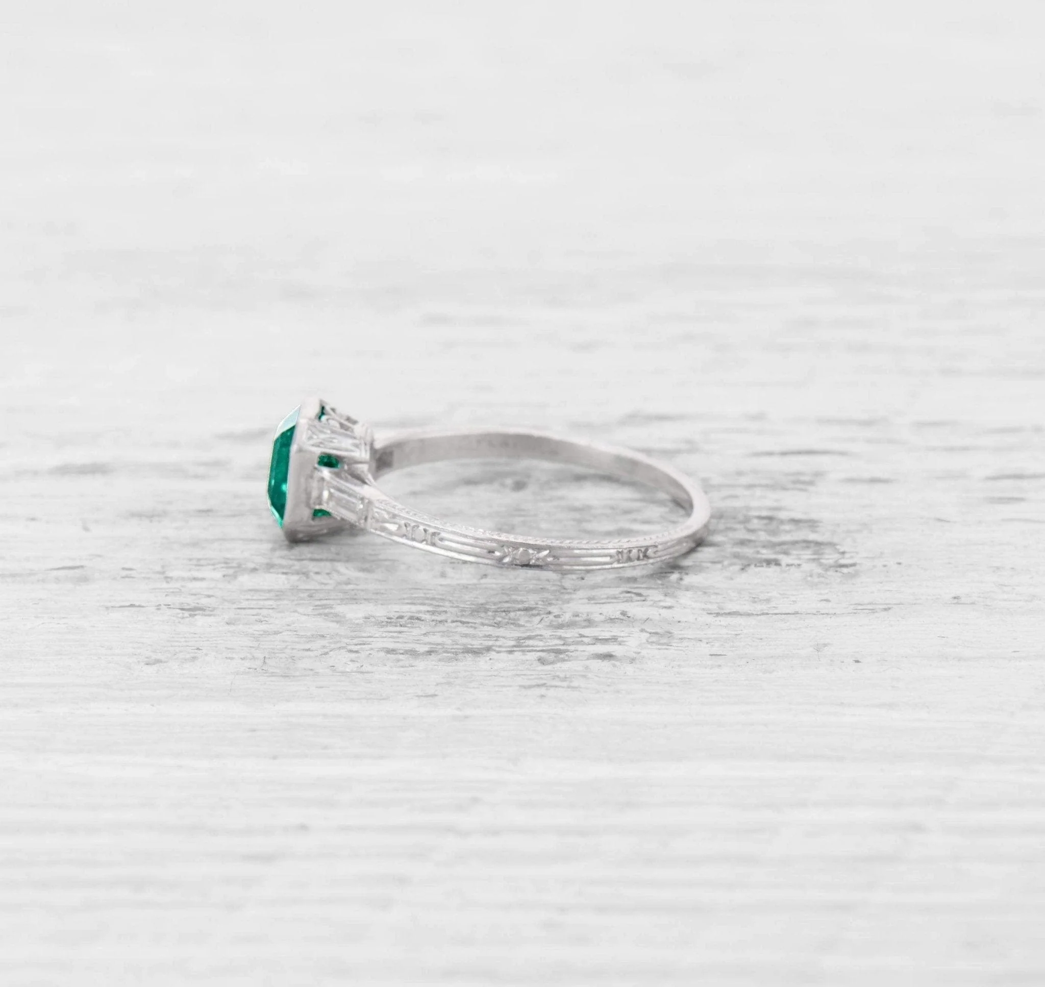 1.05 CARAT ART DECO EMERALD ENGAGEMENT RING - Image 3