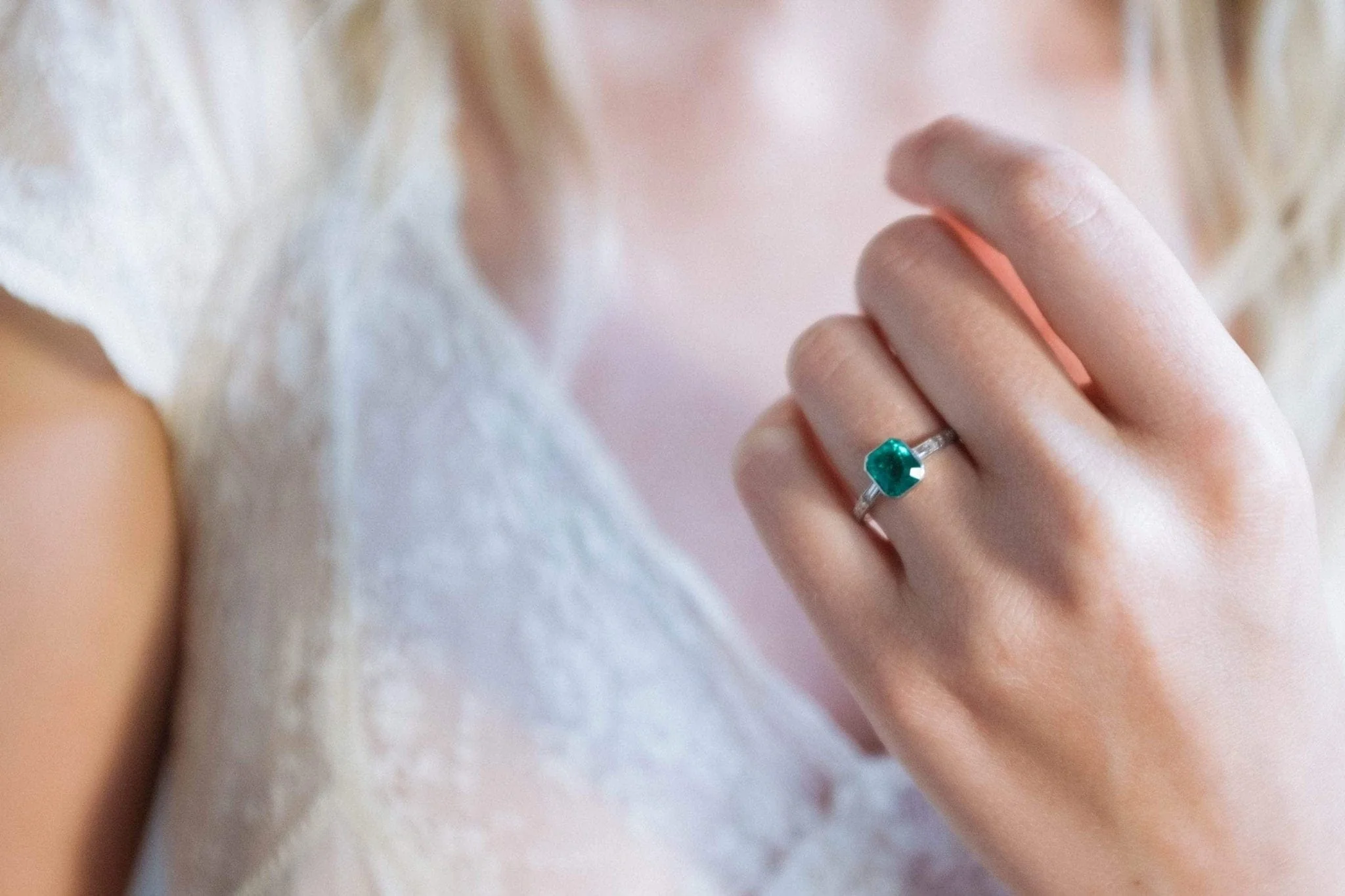 1.05 CARAT ART DECO EMERALD ENGAGEMENT RING - Image 5
