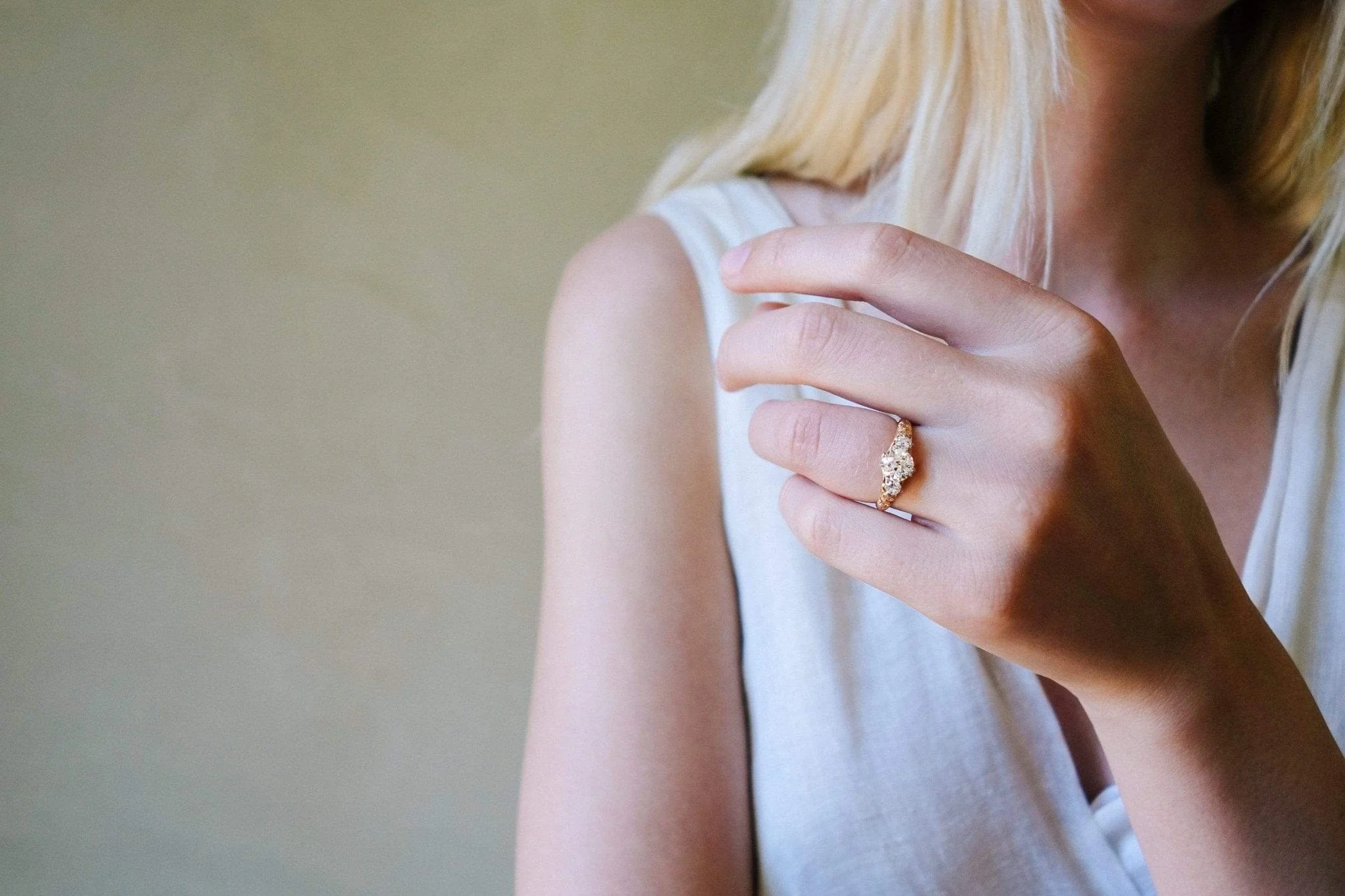 1.10 CARAT VICTORIAN THREE STONE DIAMOND RING - Image 5