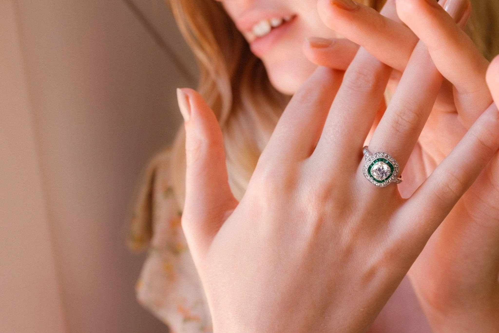 1.13 CARAT ART DECO DIAMOND AND EMERALD ENGAGEMENT RING - Image 5