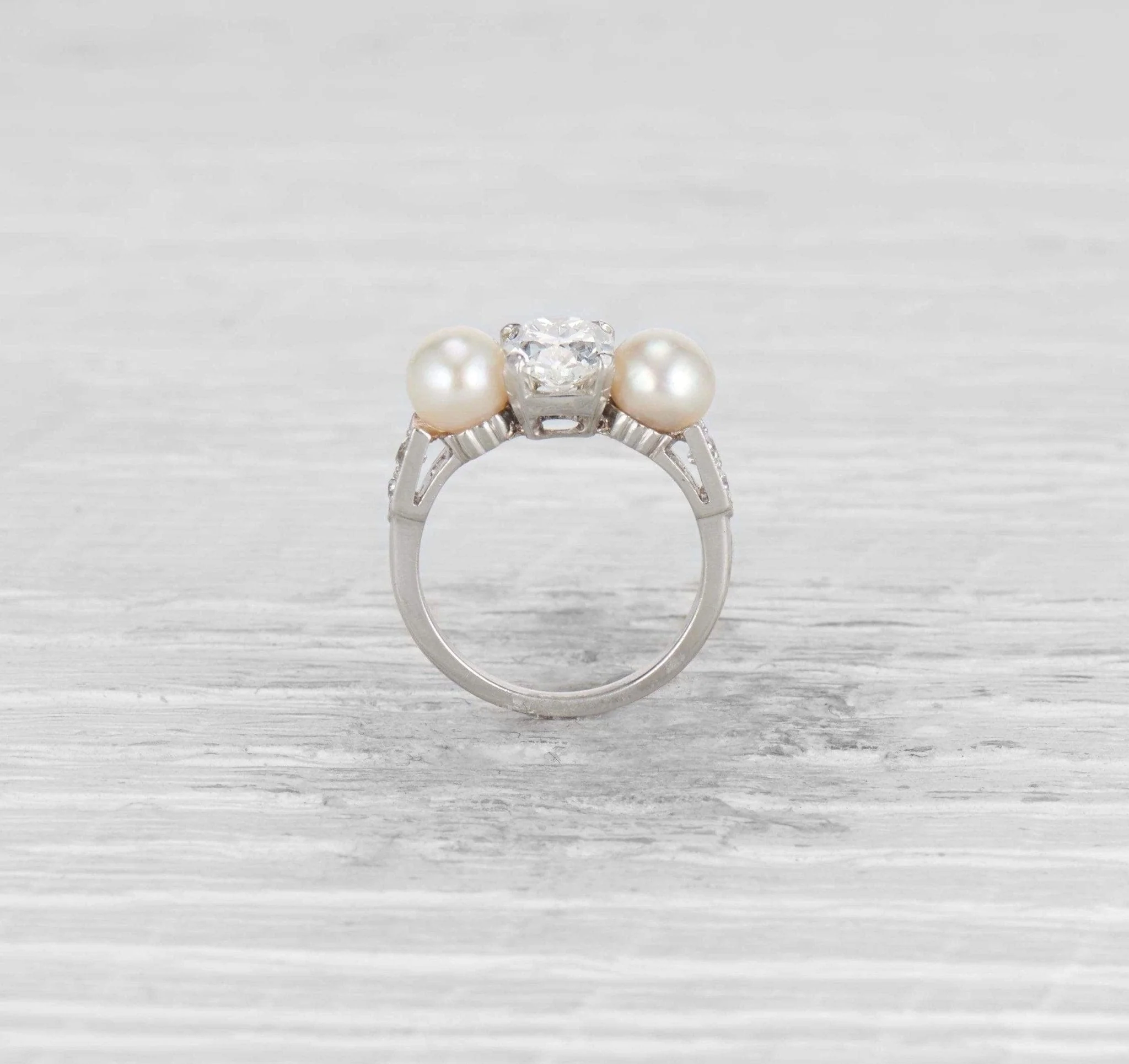 1.29 CARAT EARLY ART DECO DIAMOND AND CULTURED PEARL THREE STONE RING - Image 4
