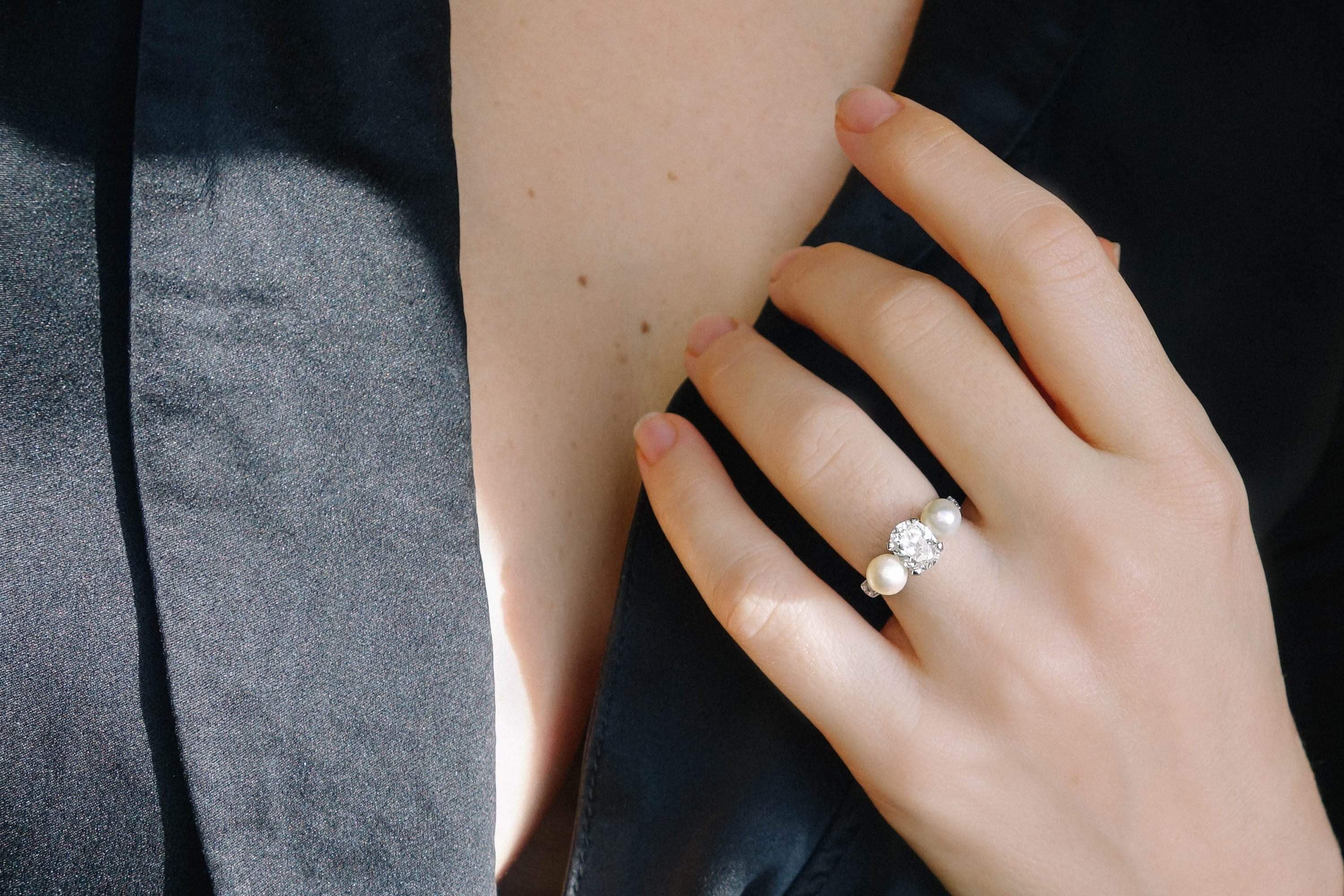 1.29 CARAT EARLY ART DECO DIAMOND AND CULTURED PEARL THREE STONE RING - Image 5