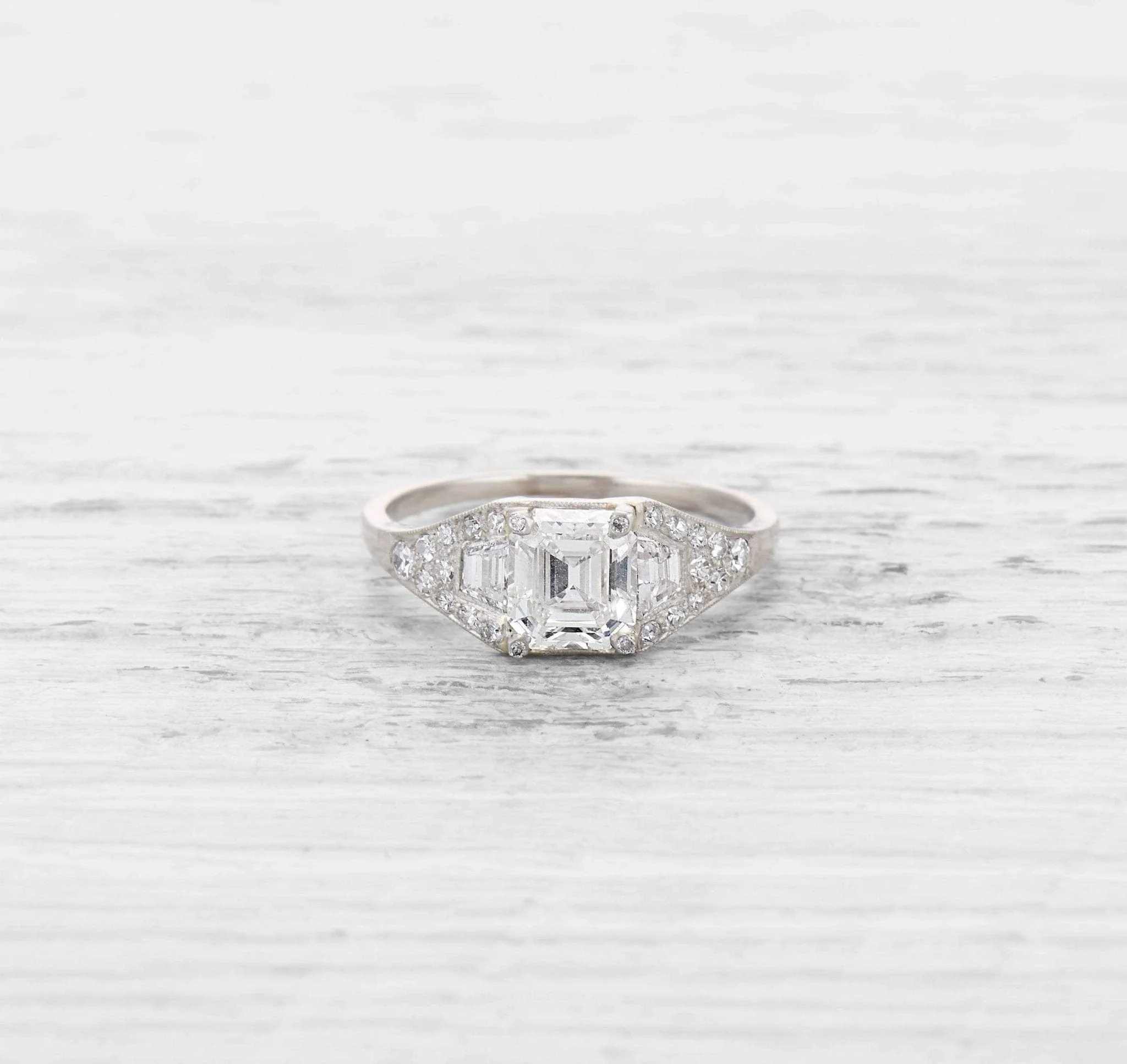 1.47 CARAT ART DECO DIAMOND ENGAGEMENT RING - Image 2
