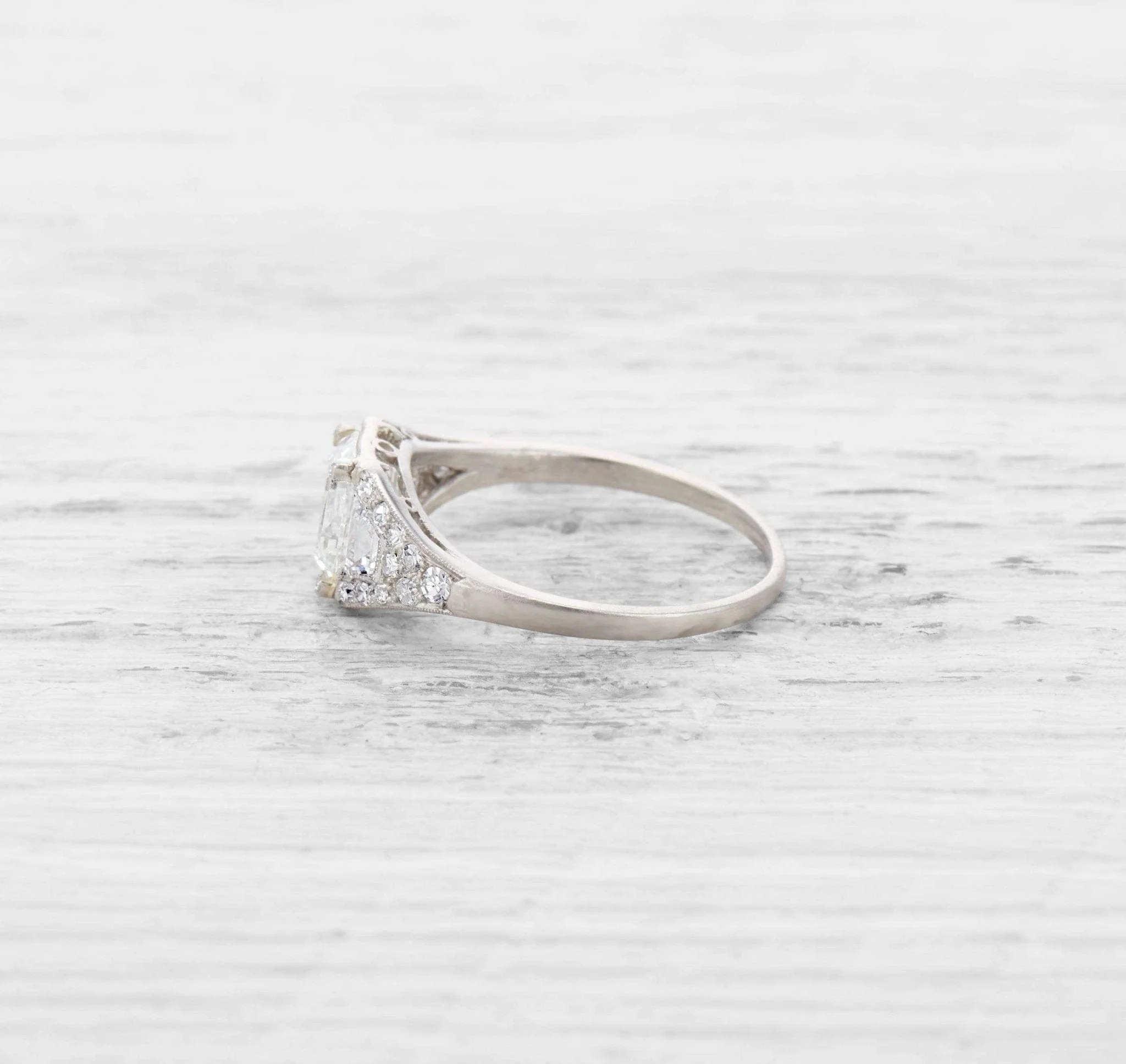 1.47 CARAT ART DECO DIAMOND ENGAGEMENT RING - Image 3