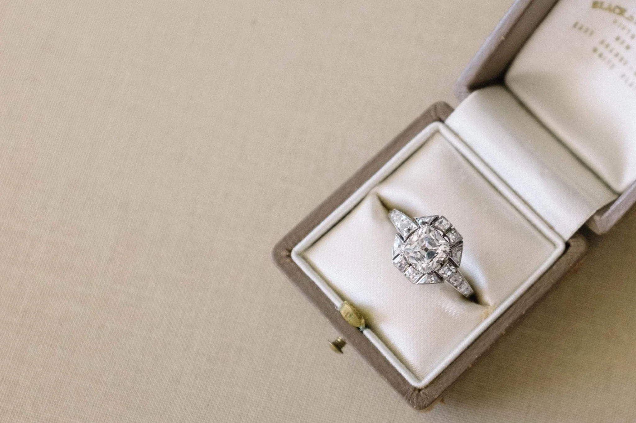 1.50 CARAT ART DECO DIAMOND ENGAGEMENT RING - Image 6
