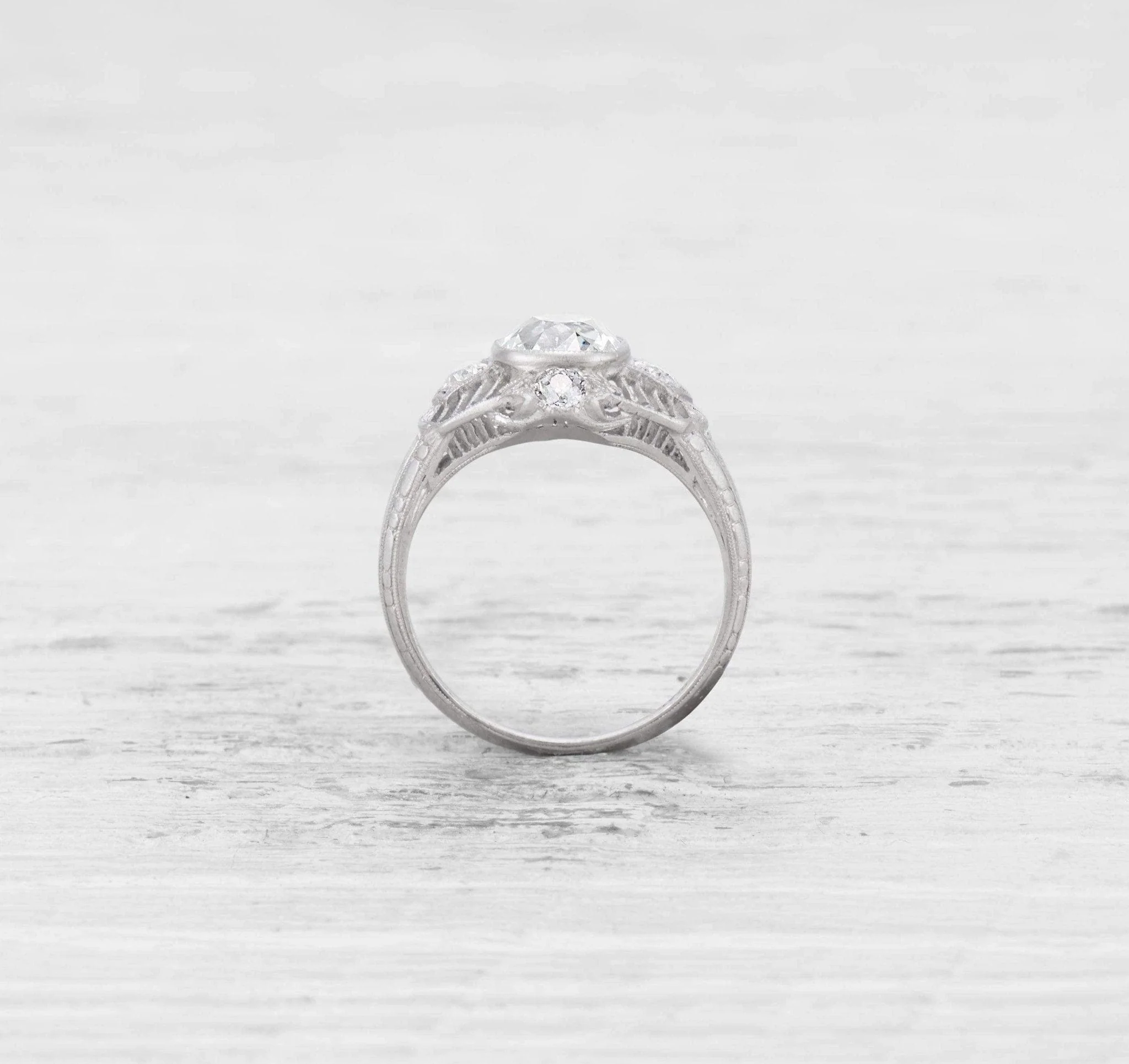 1.55 CARAT ART DECO DIAMOND RING - Image 4