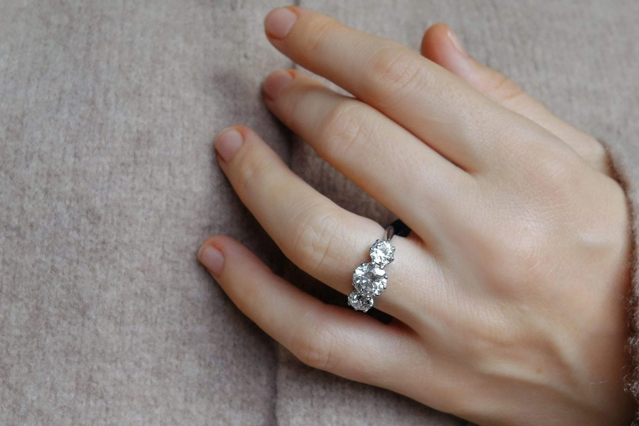 1.62 CARAT TIFFANY & CO. THREE STONE DIAMOND ENGAGEMENT RING - Image 5