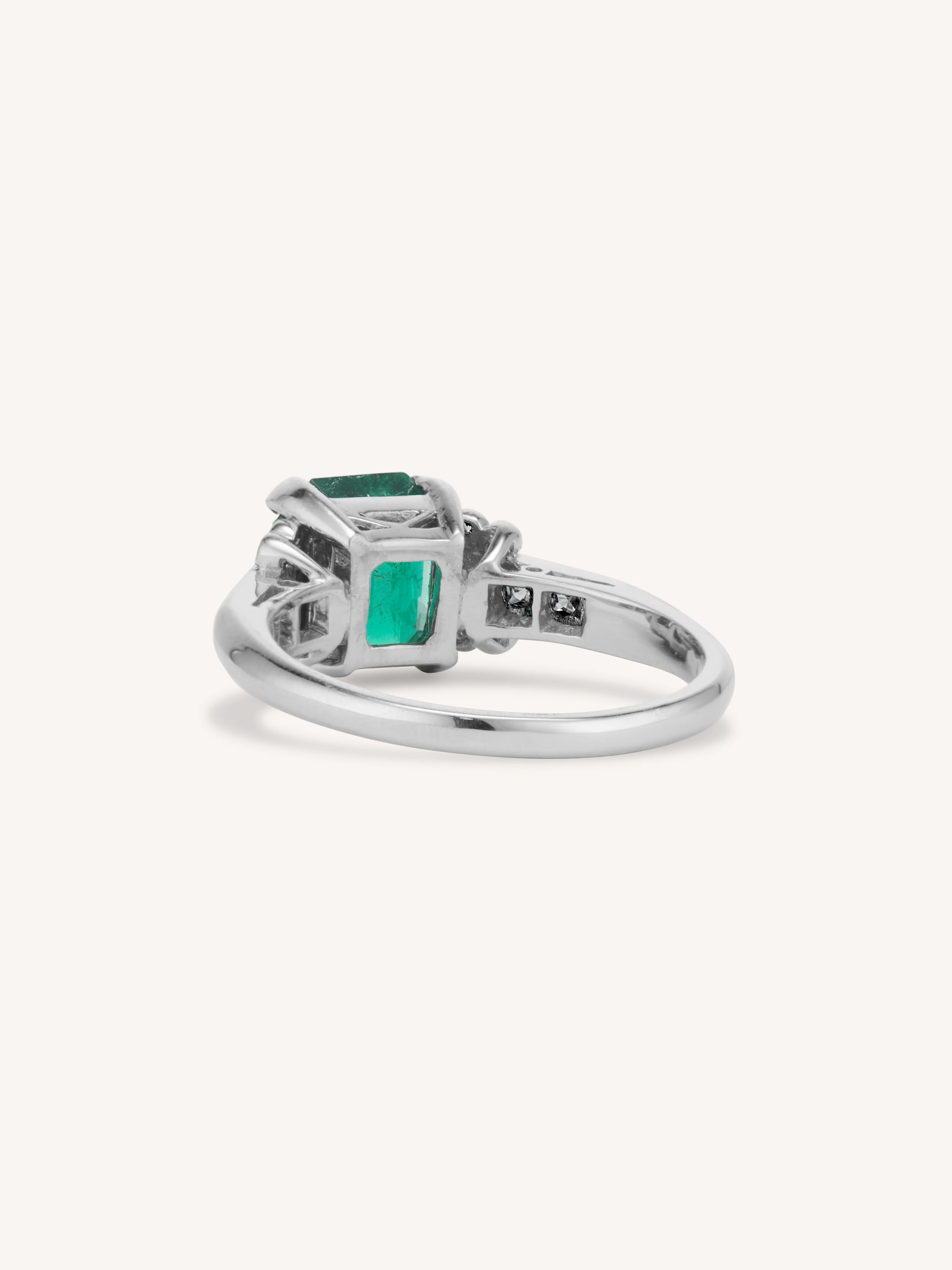 Vintage 1.64 Carat Octagonal Step Cut Emerald Vintage Engagement Ring, English - Image 5