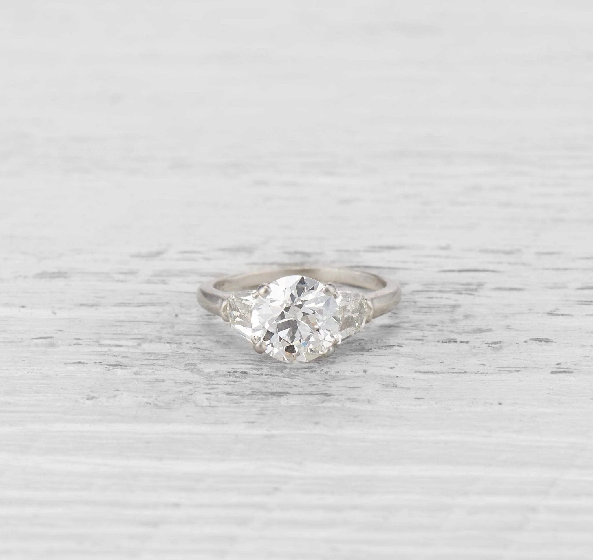 2.01 CARAT CARTIER VINTAGE DIAMOND ENGAGEMENT RING - Image 2