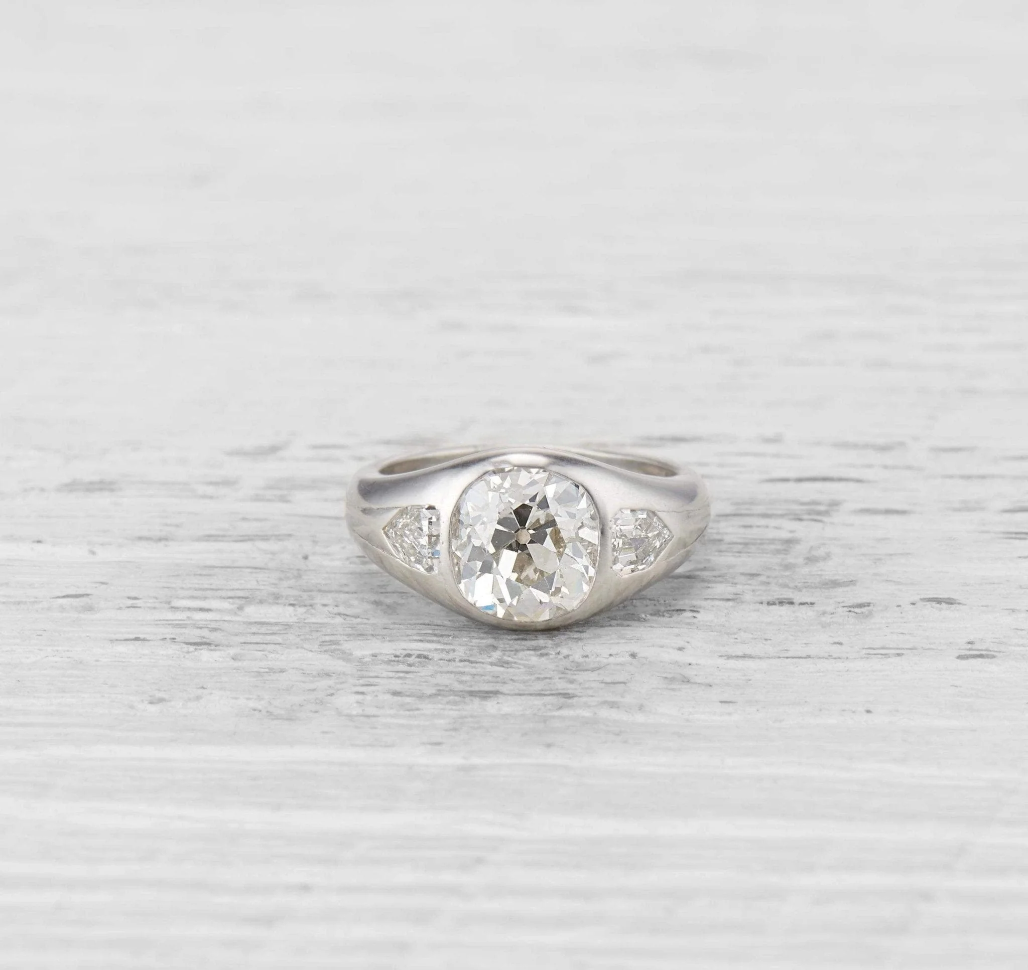 2.75 CARAT LATE ART DECO DIAMOND RING - Image 2