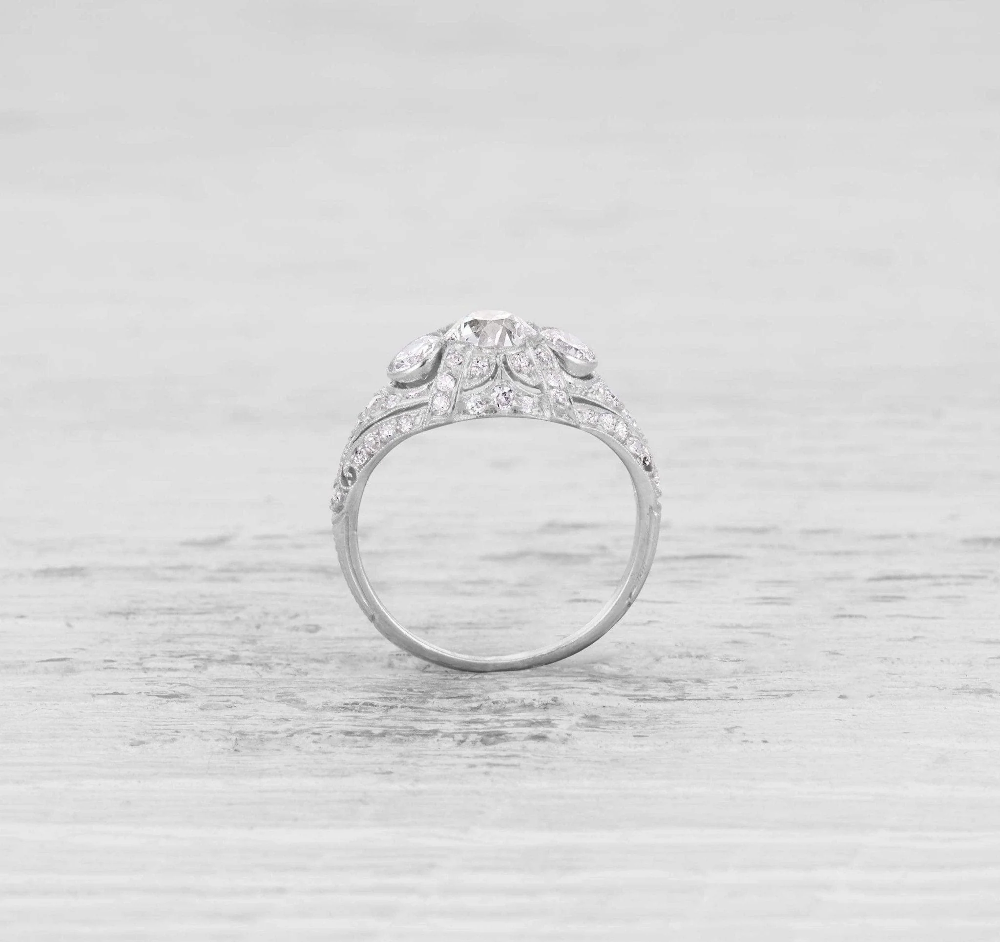 .84 CARAT EDWARDIAN DIAMOND ENGAGEMENT RING - Image 4