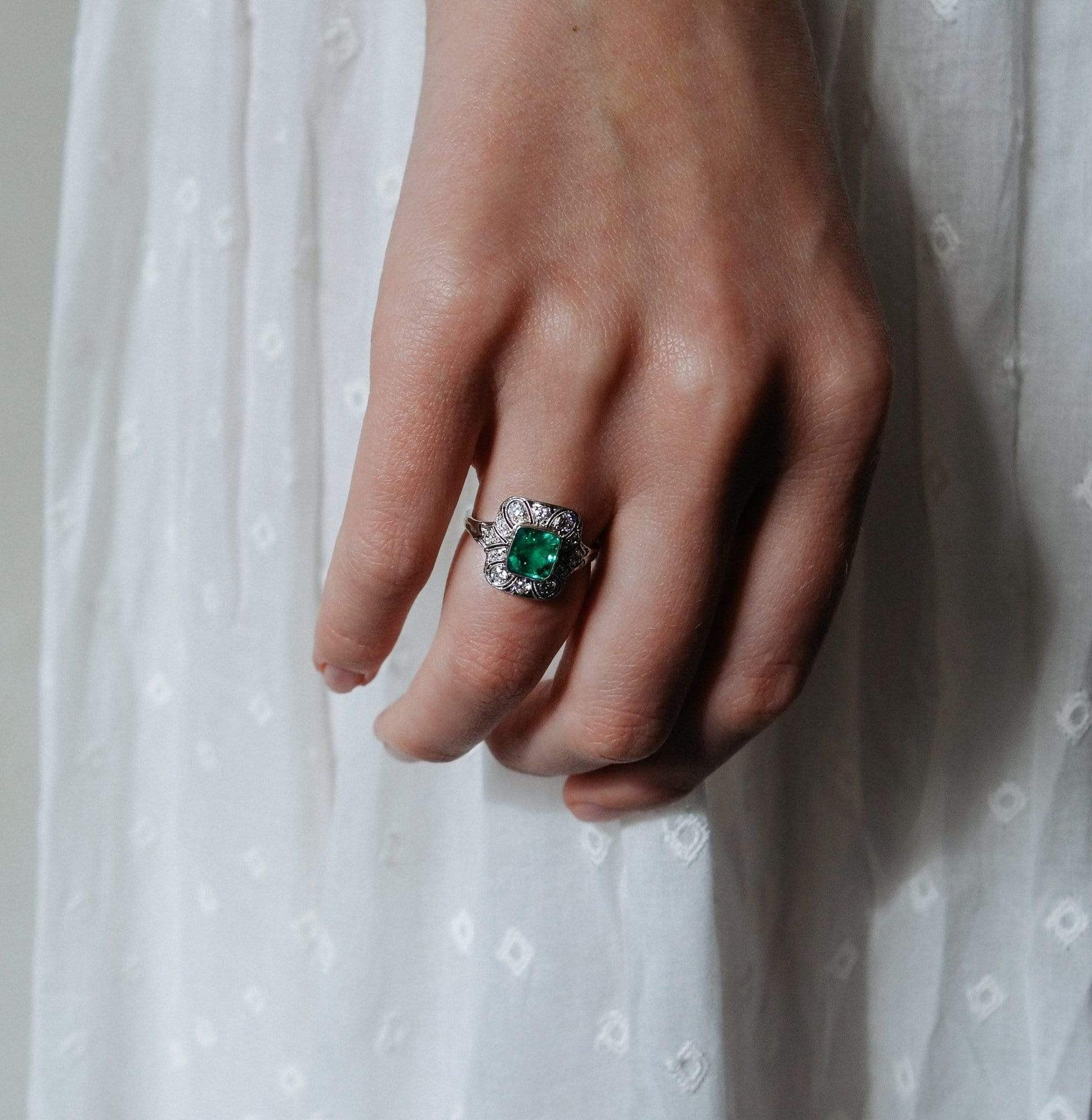 .95 CARAT ART DECO EMERALD AND DIAMOND RING - Image 4