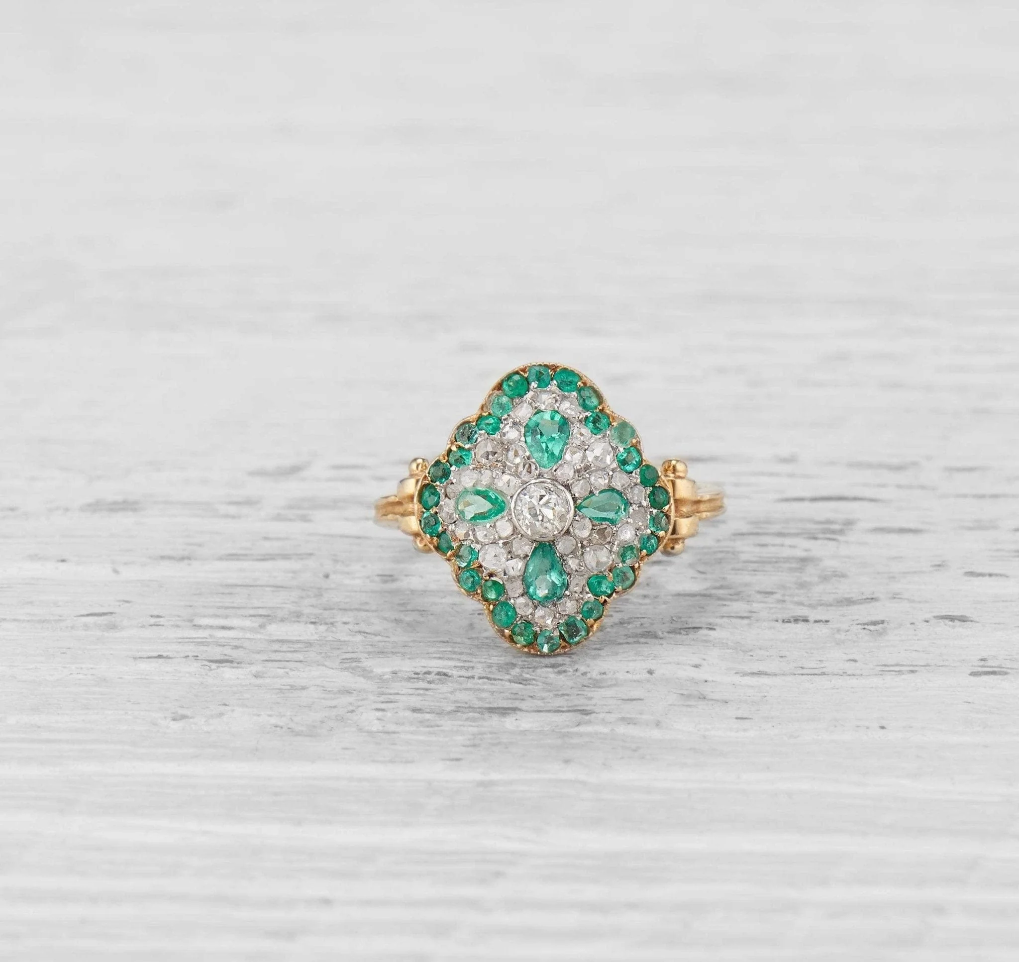 ANTIQUE EMERALD AND DIAMOND RING - Image 3