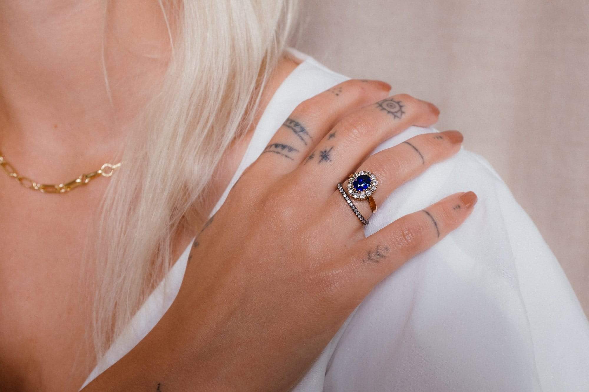 1880s Victorian Oval Cut Sapphire & Diamond Cluster in Gold - Image 4