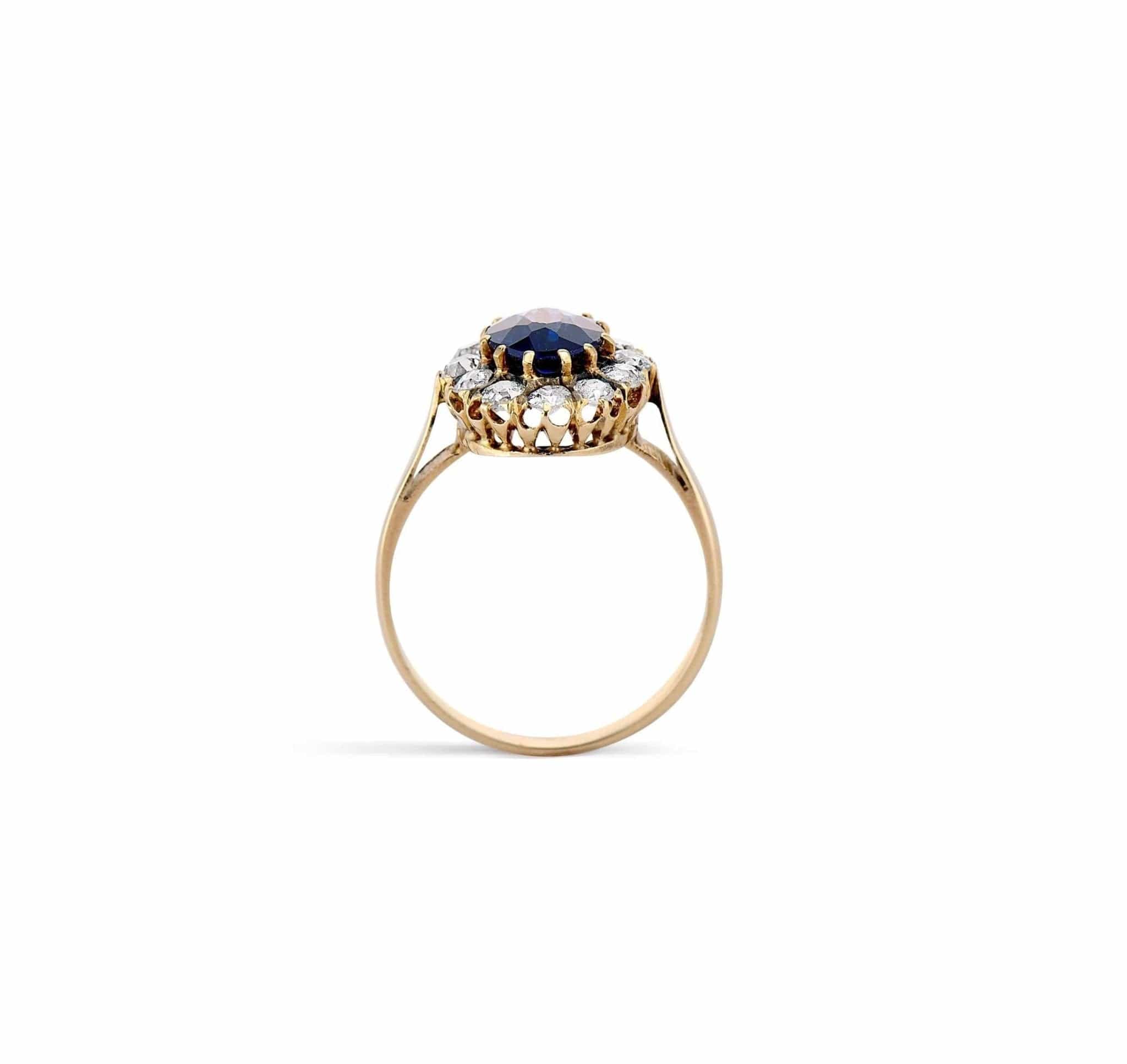 1880s Victorian Oval Cut Sapphire & Diamond Cluster in Gold - Image 5