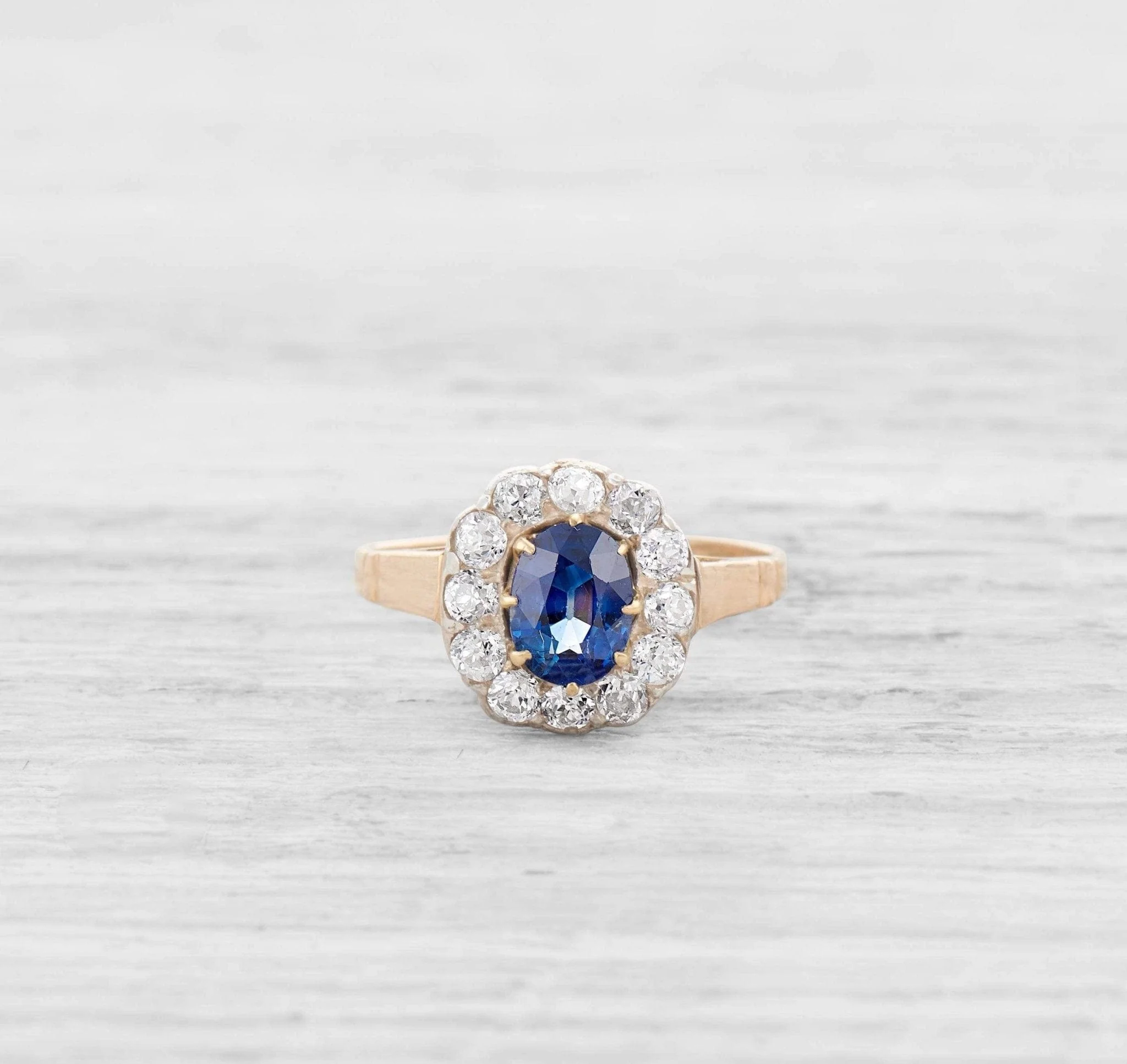 ANTIQUE VICTORIAN SAPPHIRE AND DIAMOND RING - Image 2