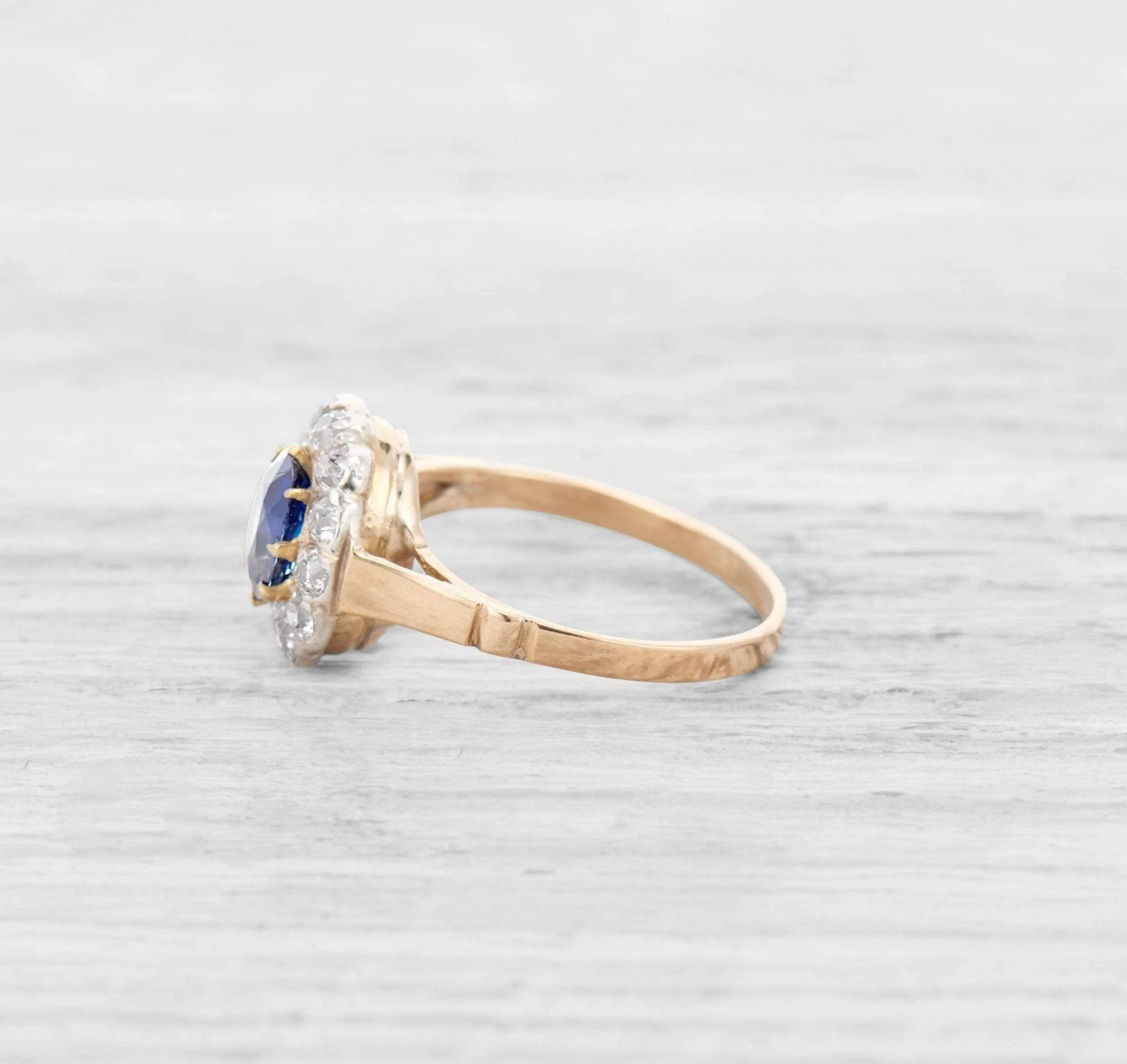 ANTIQUE VICTORIAN SAPPHIRE AND DIAMOND RING - Image 3