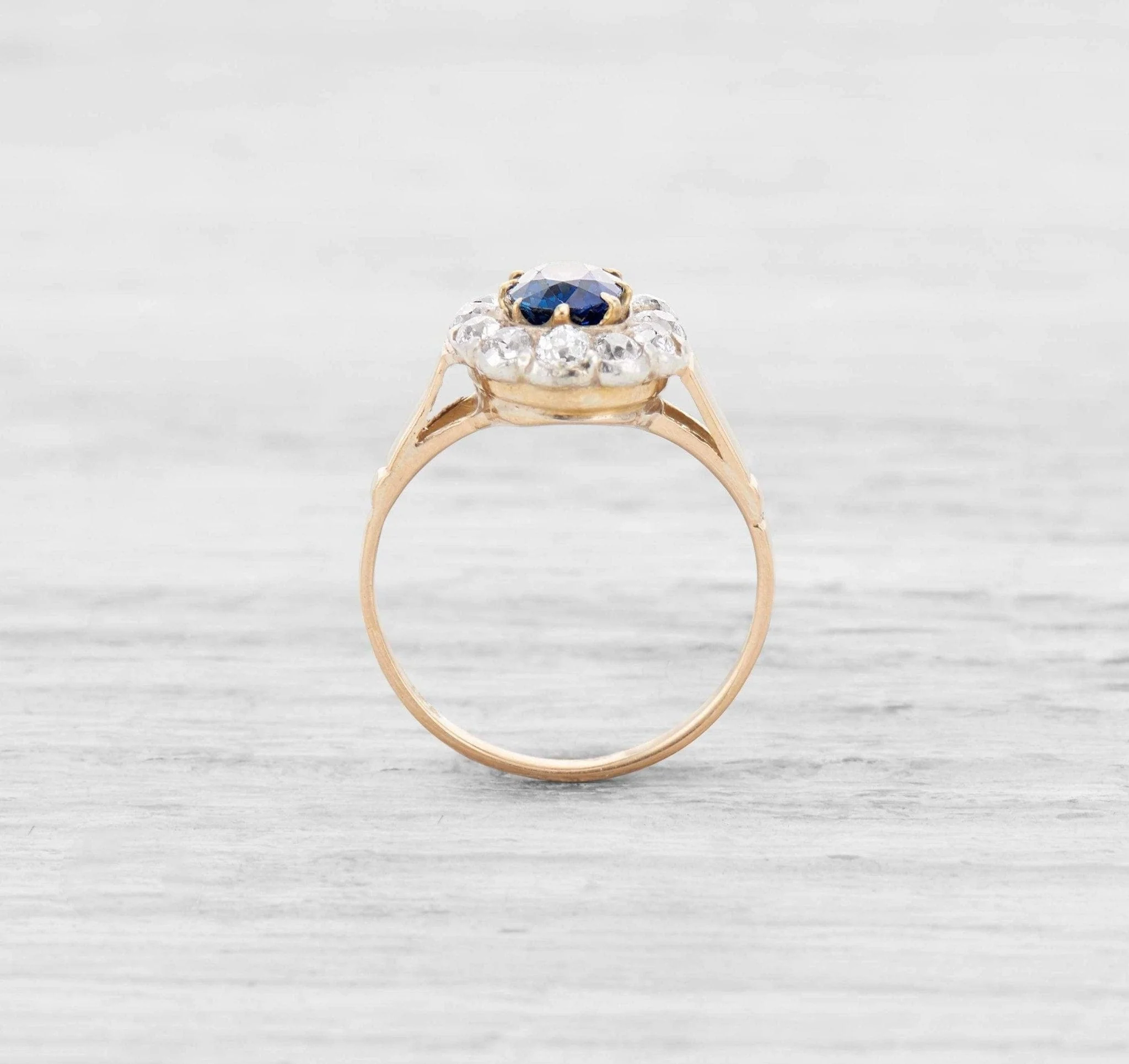 ANTIQUE VICTORIAN SAPPHIRE AND DIAMOND RING - Image 4