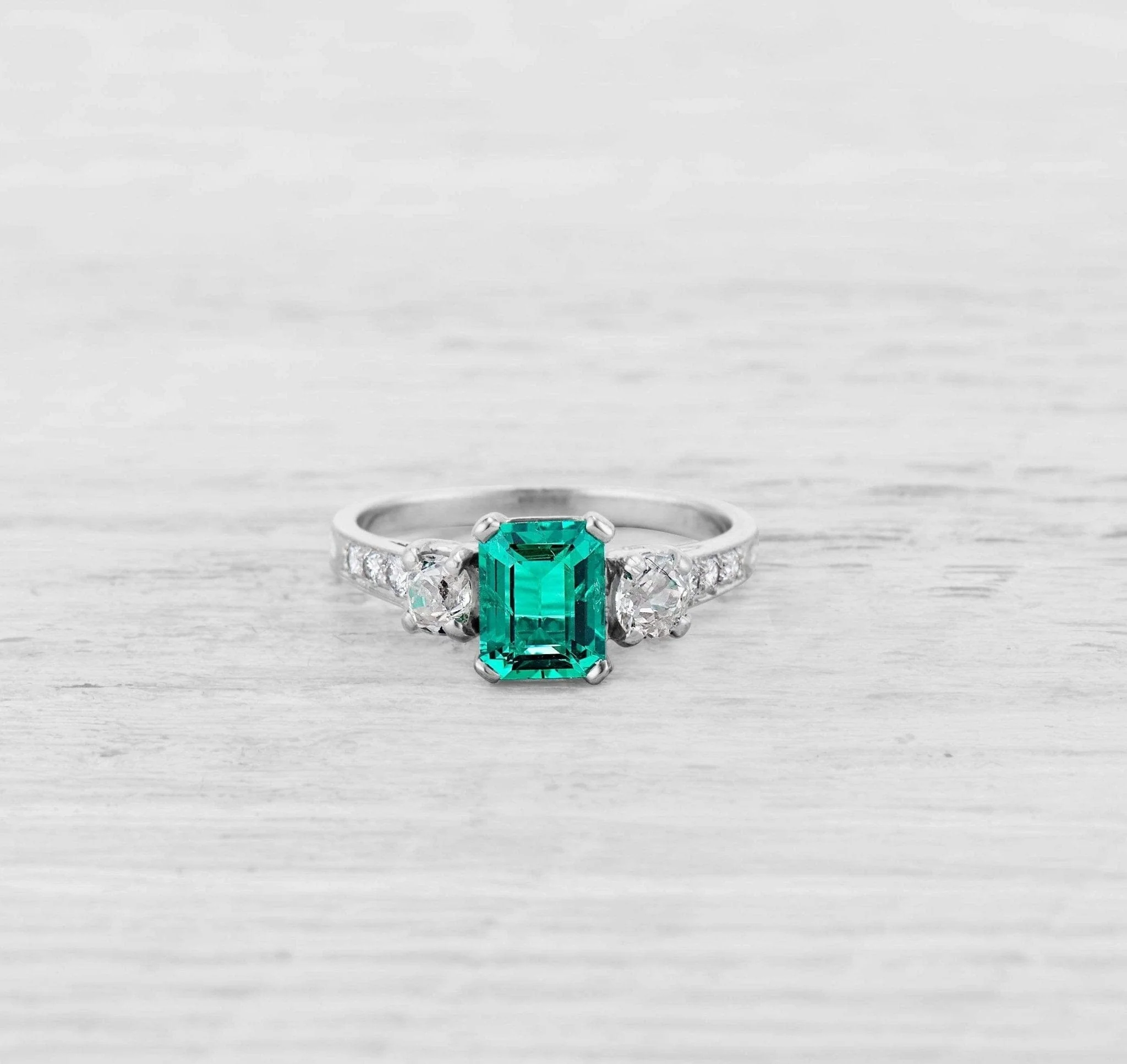 1.00 CARAT ART DECO EMERALD AND DIAMOND RING - Image 2