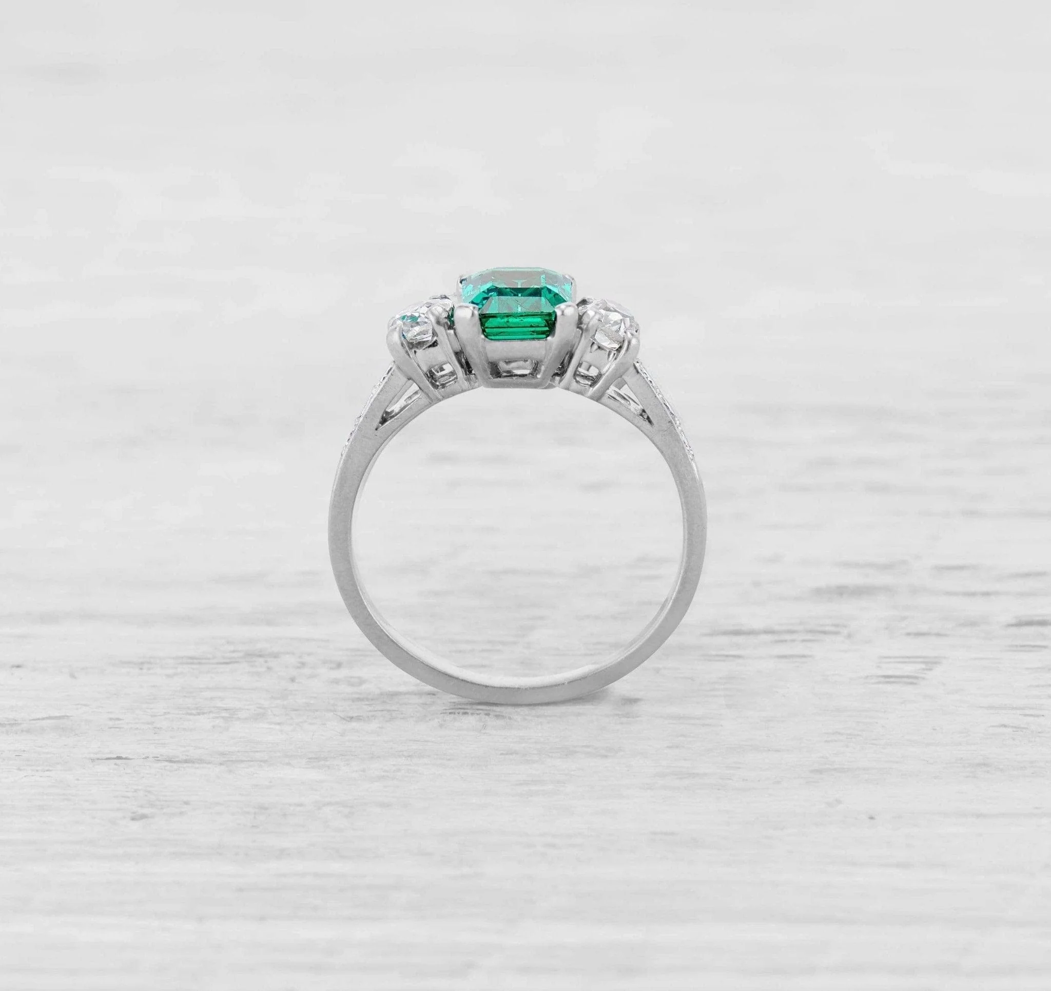 1.00 CARAT ART DECO EMERALD AND DIAMOND RING - Image 4