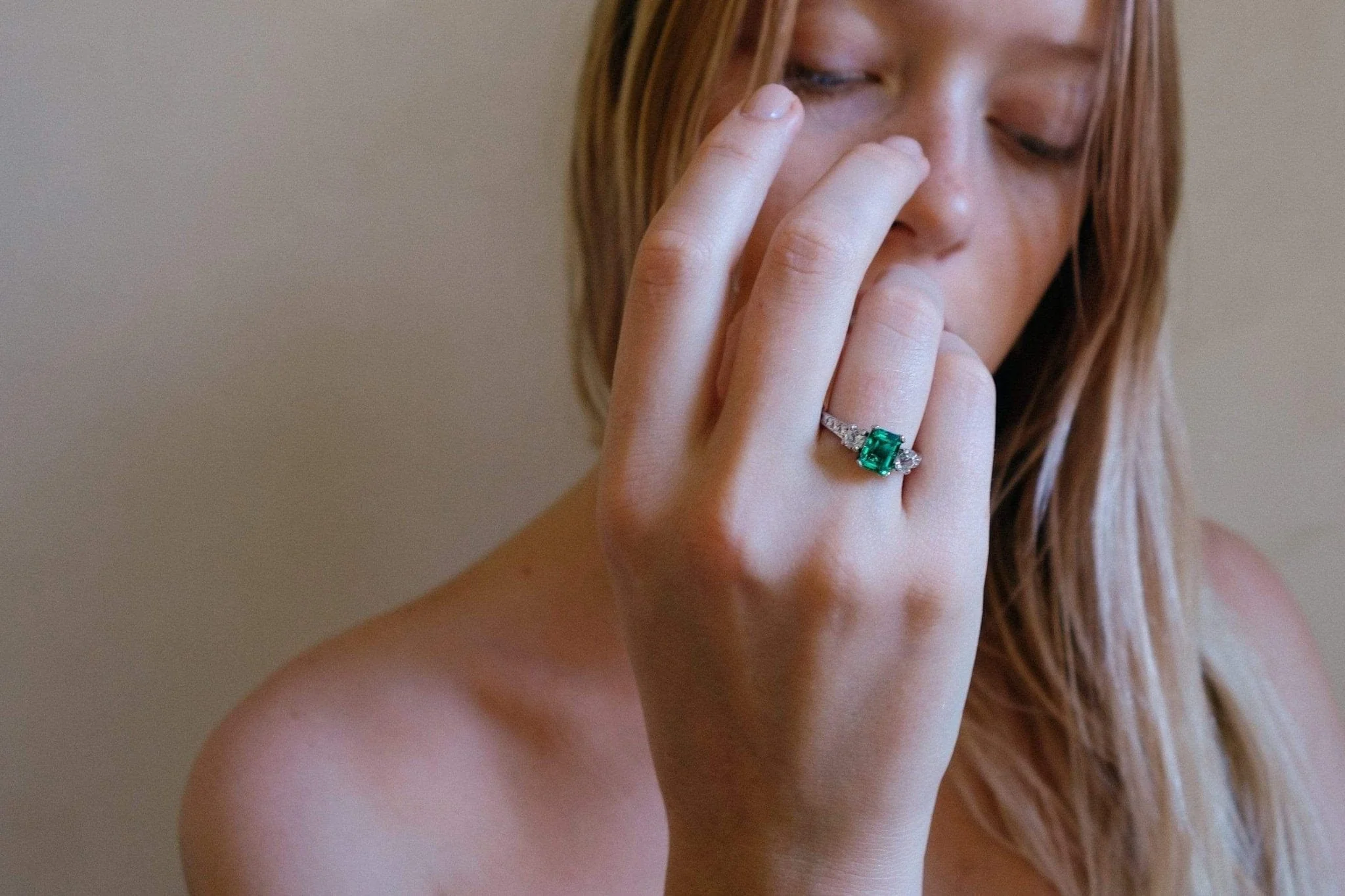 1.00 CARAT ART DECO EMERALD AND DIAMOND RING - Image 5