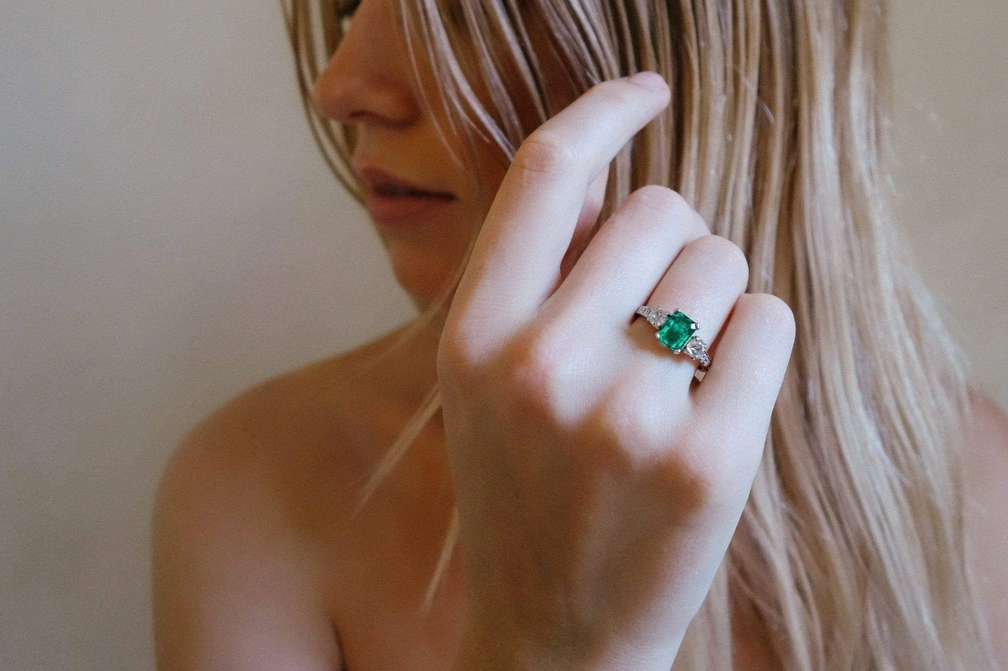1.00 CARAT ART DECO EMERALD AND DIAMOND RING - Image 6