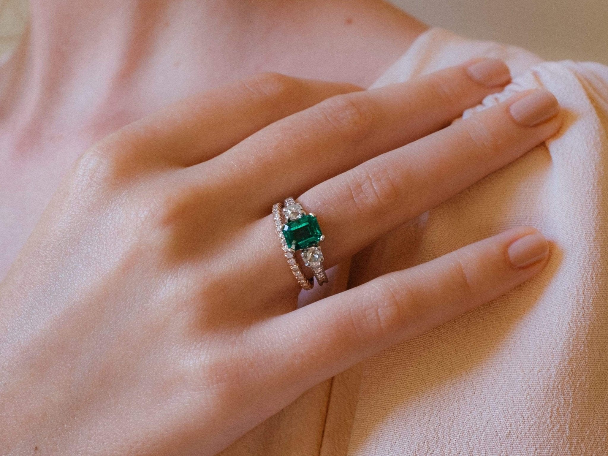 1.00 CARAT ART DECO EMERALD AND DIAMOND RING - Image 8