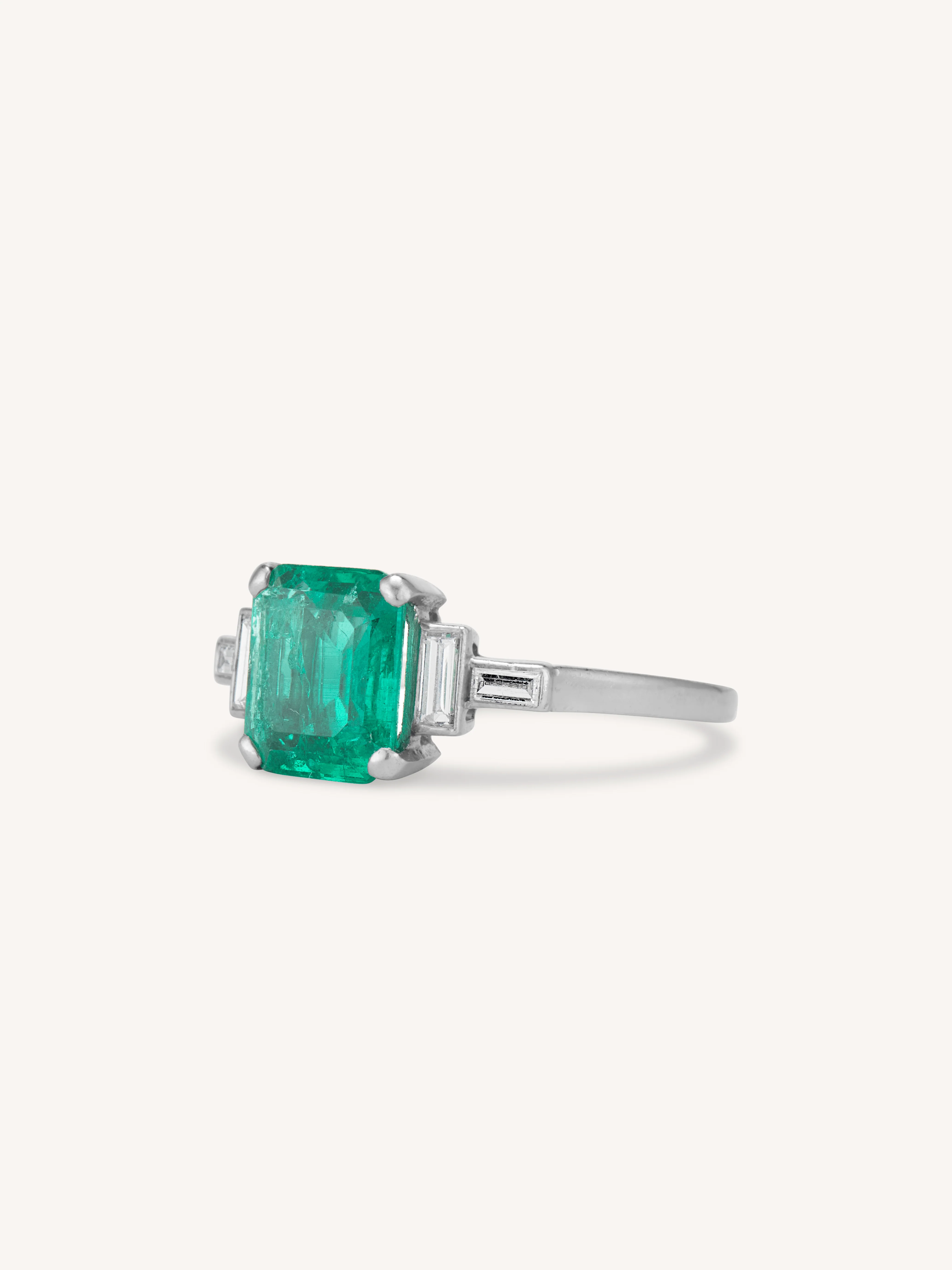 Art Deco 1.60 Carat Emerald & Diamond Vintage Engagement Ring - Image 4