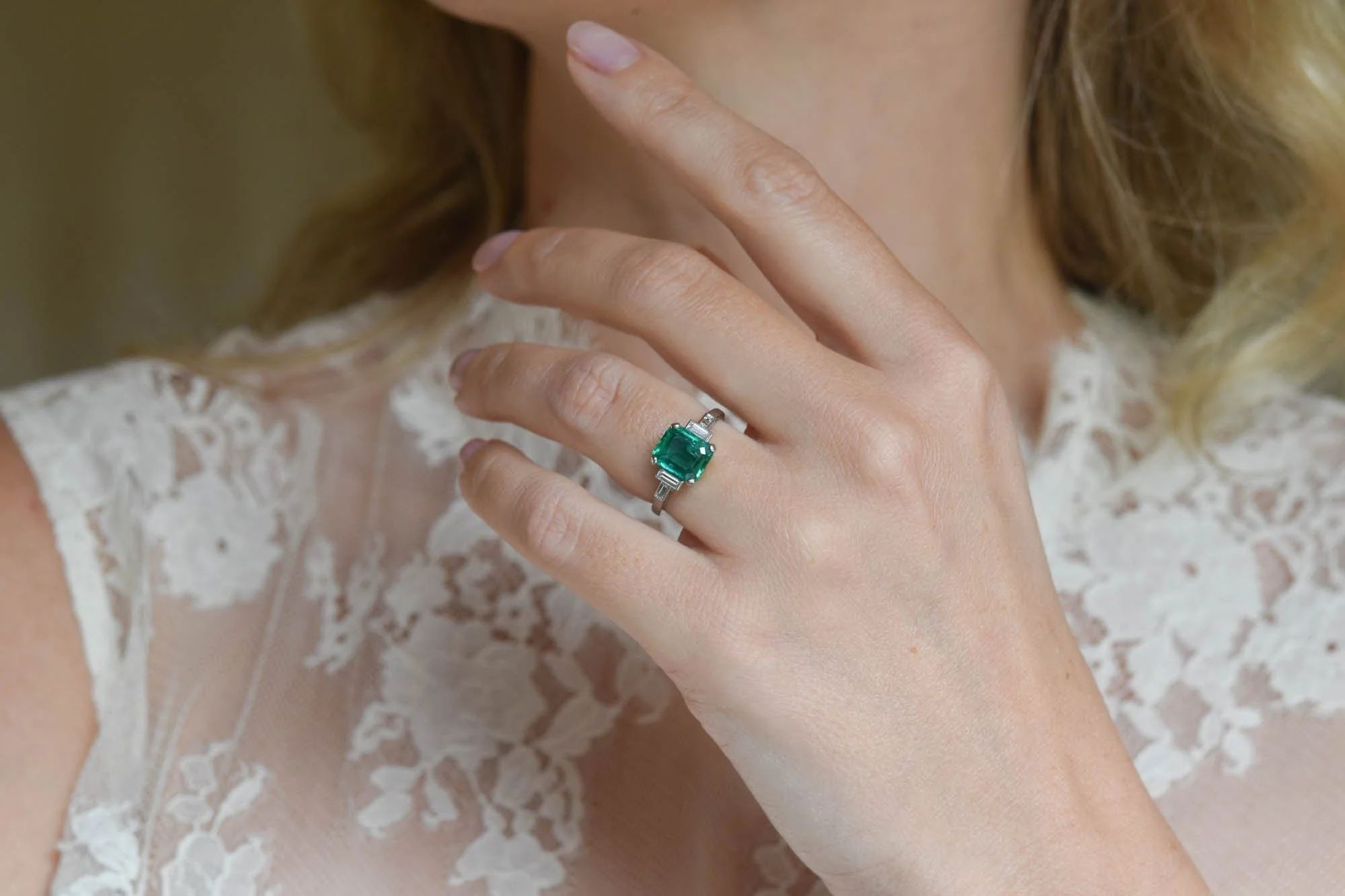 Art Deco 1.60 Carat Emerald & Diamond Vintage Engagement Ring - Image 6