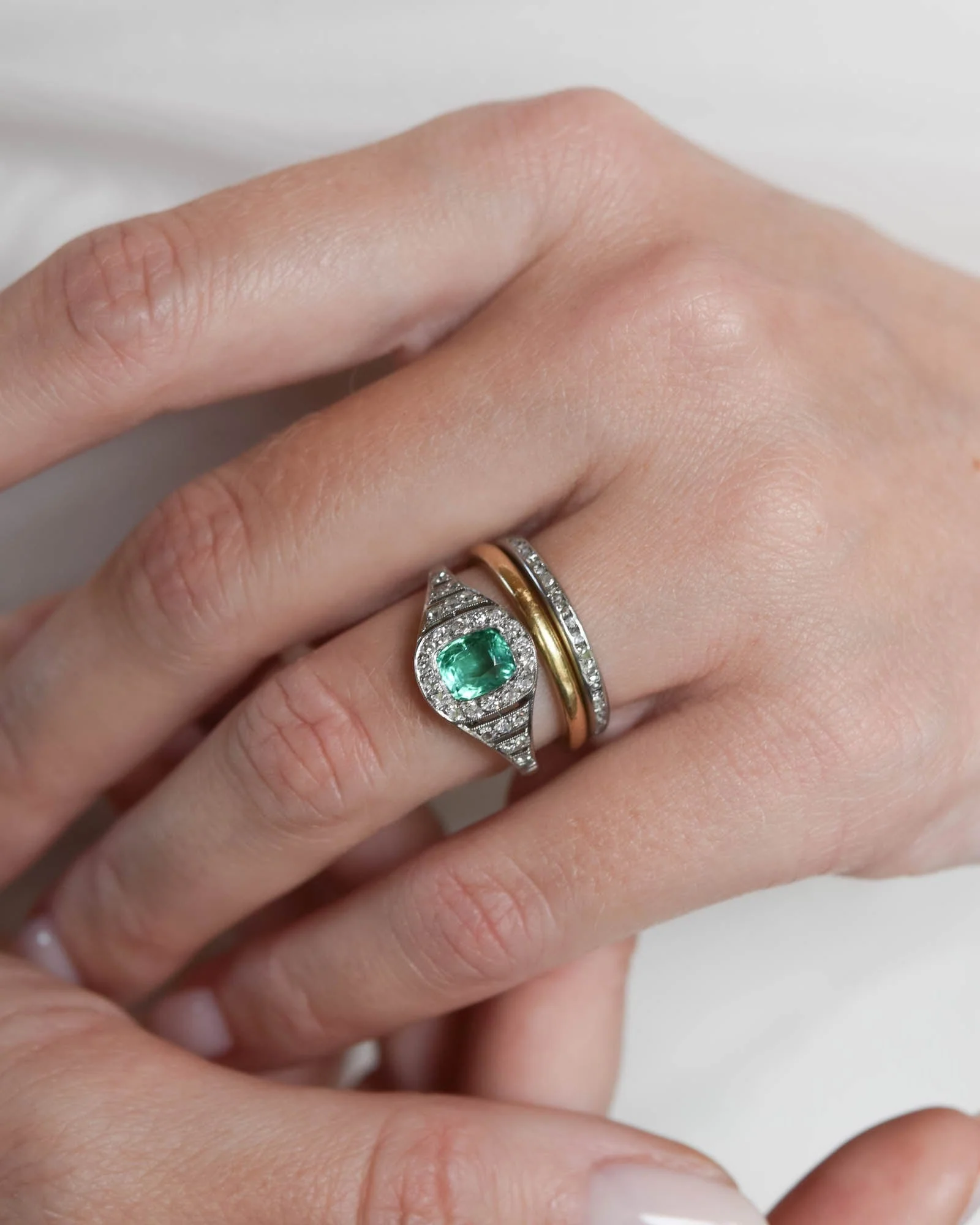 Art Deco Cushion Cut Colombian Emerald & Diamond Bombé Ring, France - Image 2