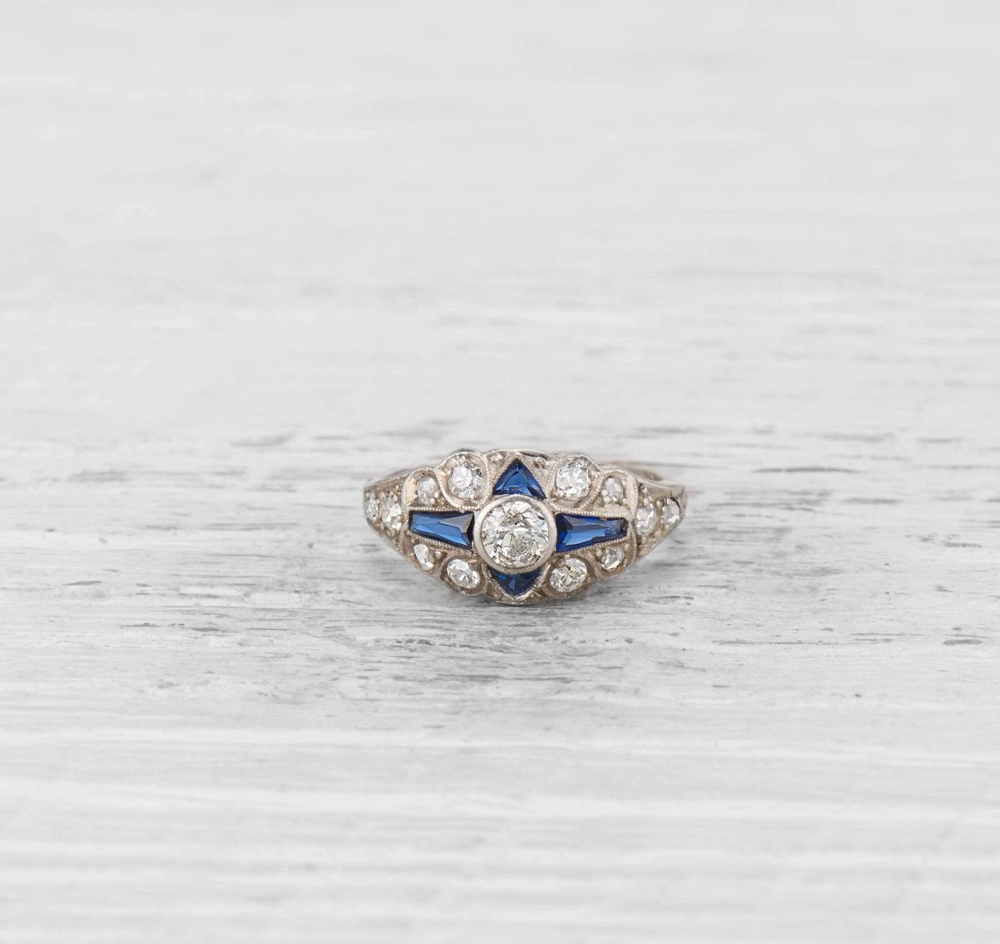 ART DECO DIAMOND AND SAPPHIRE ENGAGEMENT RING - Image 2