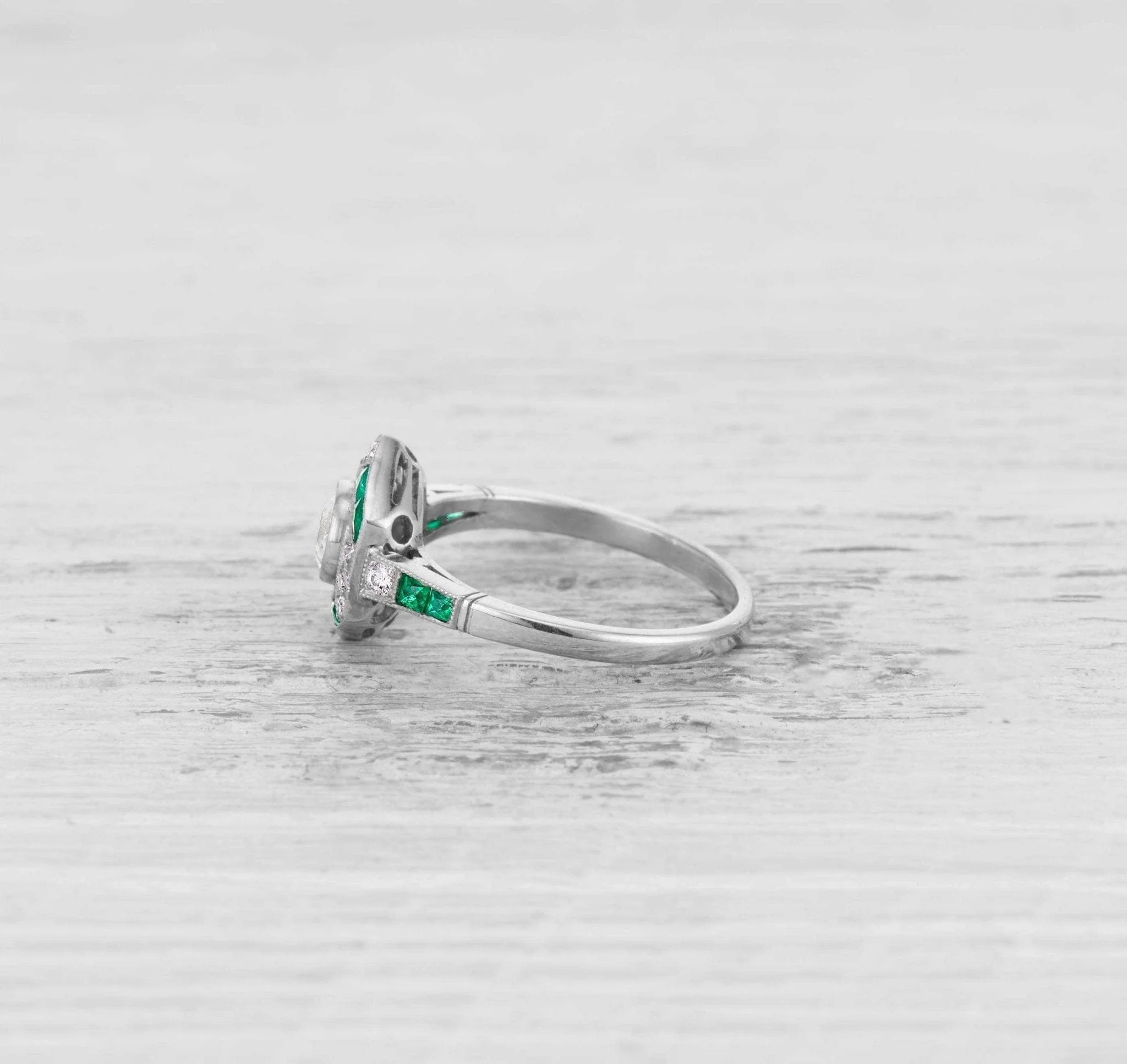 ART DECO DIAMOND AND EMERALD ENGAGEMENT RING - Image 3