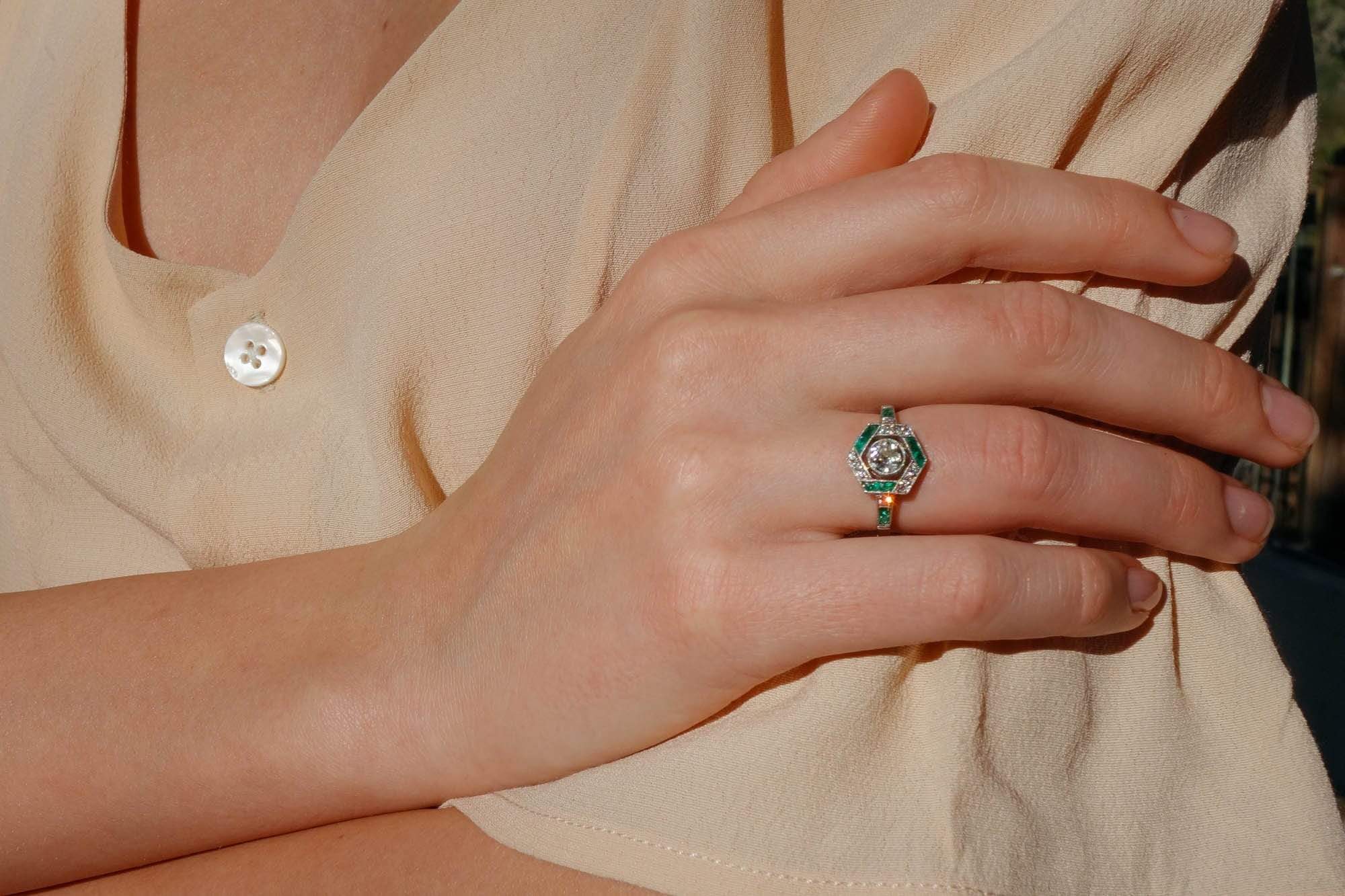 ART DECO DIAMOND AND EMERALD ENGAGEMENT RING - Image 6
