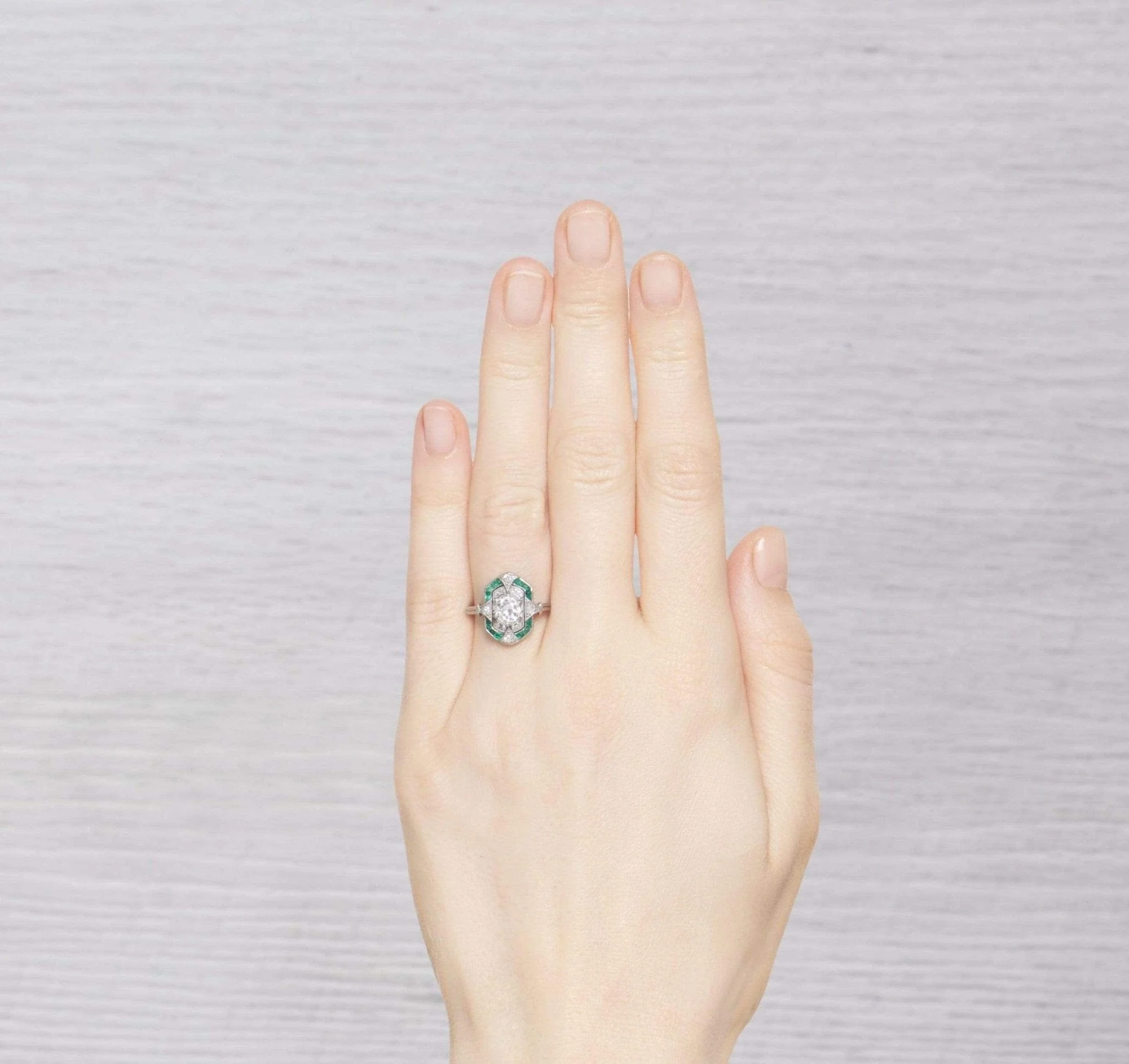 ART DECO DIAMOND AND EMERALD ENGAGEMENT RING - Image 5