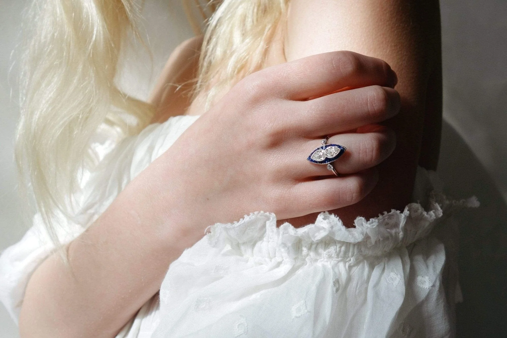 ART DECO DIAMOND AND SAPPHIRE ENGAGEMENT RING - Image 5