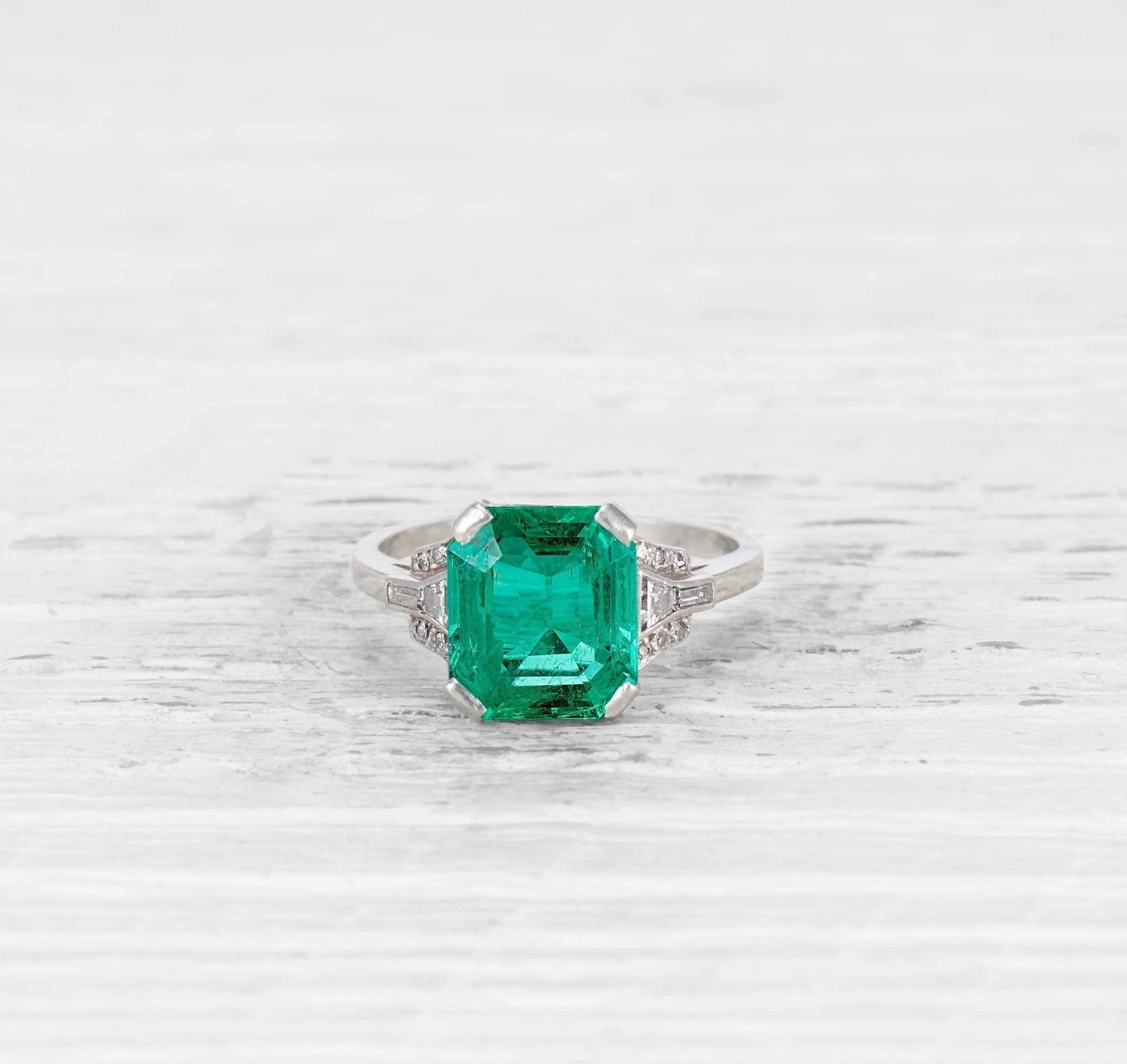 ART DECO EMERALD AND DIAMOND RING - Image 2