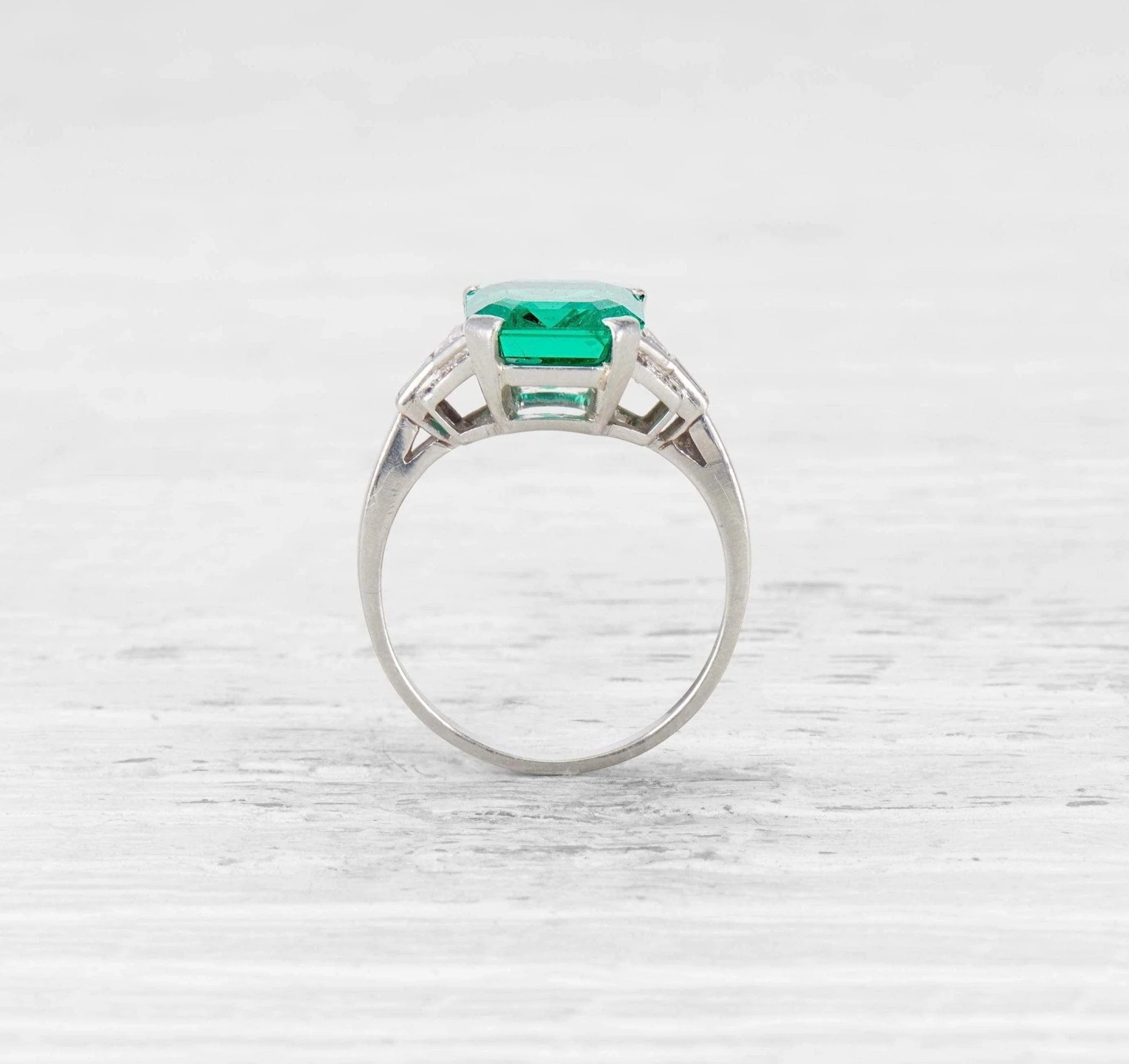ART DECO EMERALD AND DIAMOND RING - Image 3