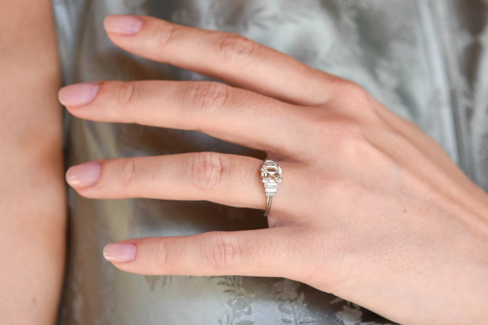 Art Deco 1.40 Carat Emerald & Baguette Cut Diamond Antique Engagement Ring - Image 3
