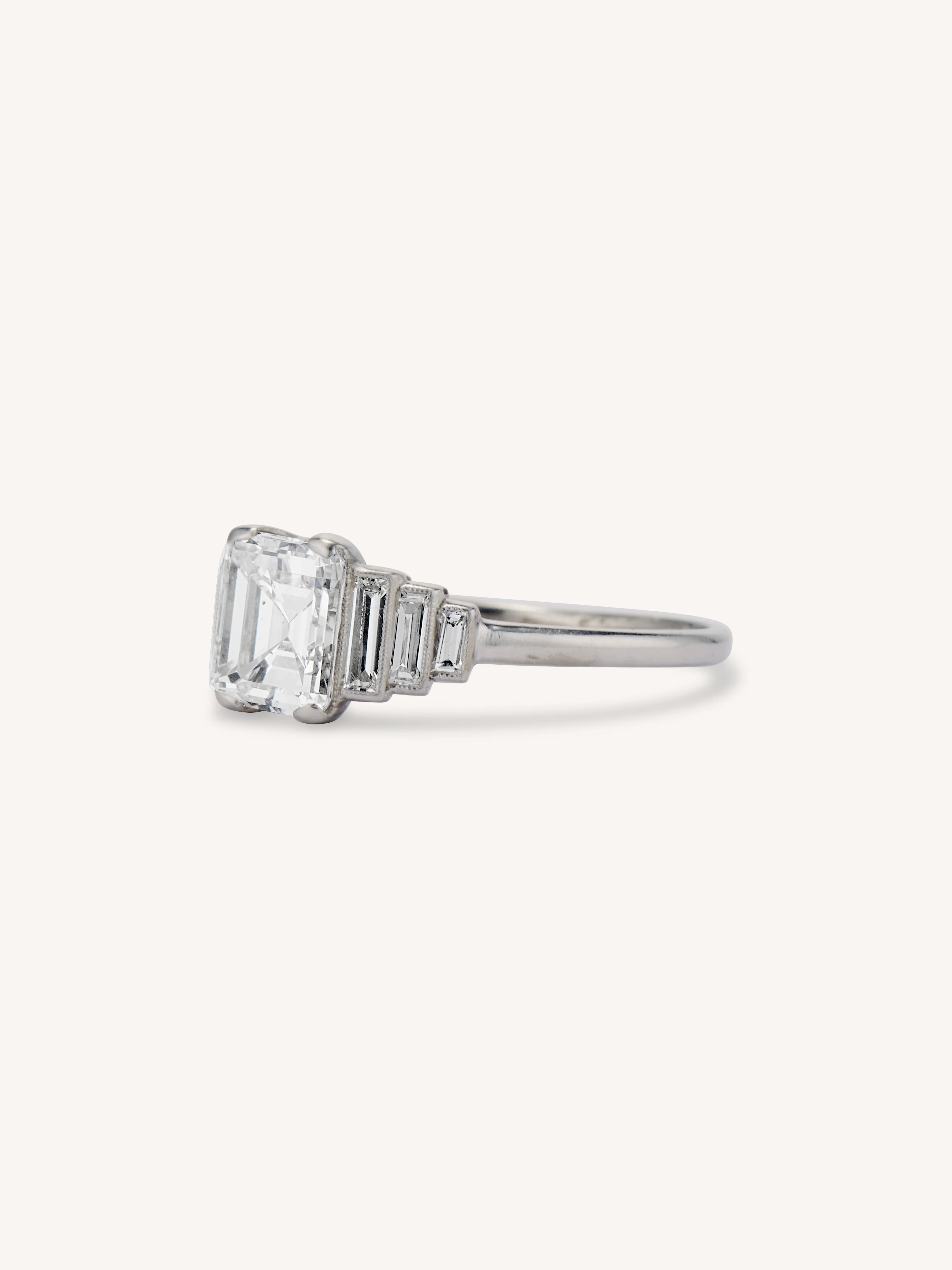 Art Deco 1.40 Carat Emerald & Baguette Cut Diamond Antique Engagement Ring - Image 4