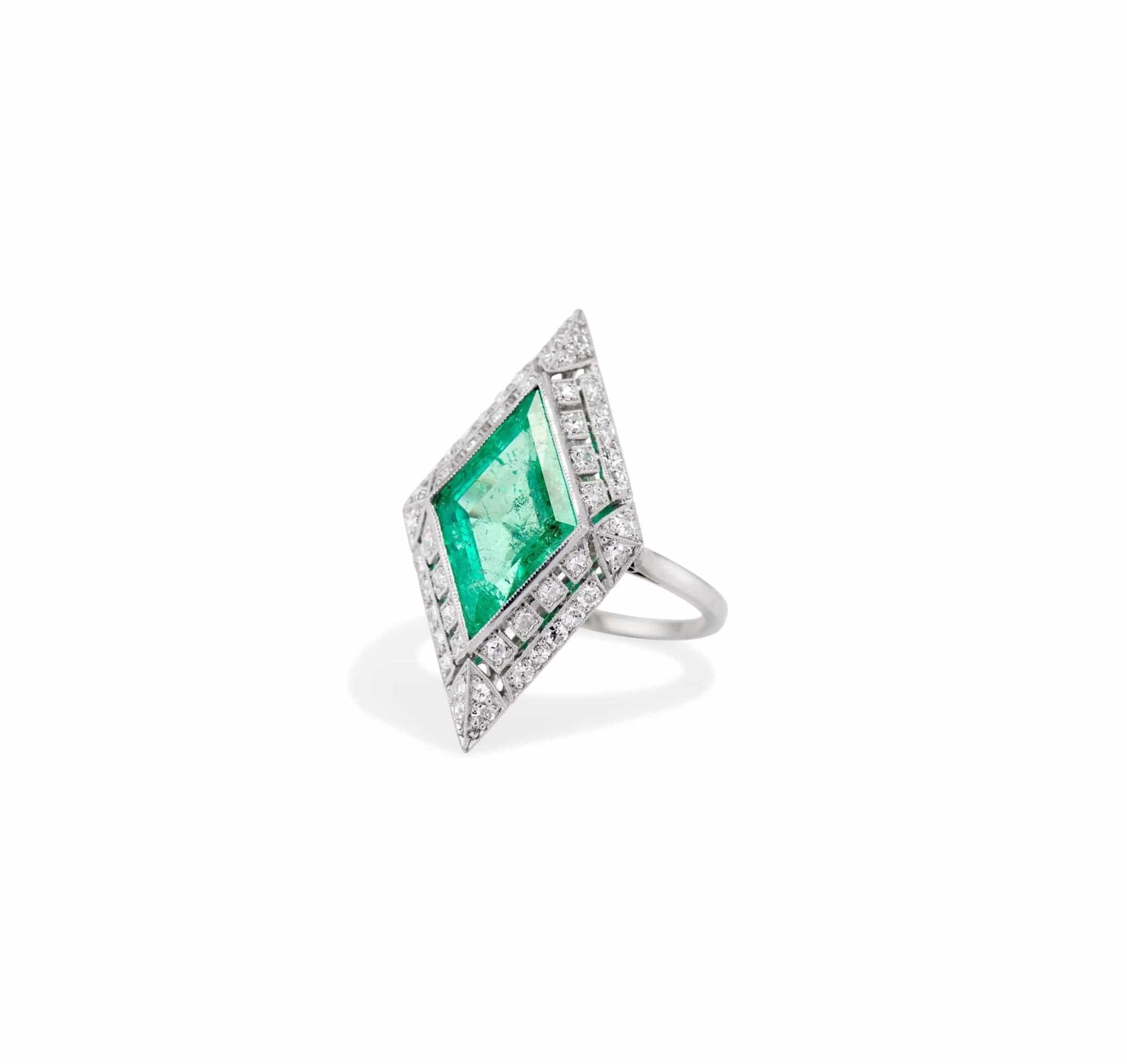 Art Deco Lozenge-Shaped Columbian Emerald Ring, France - Image 2