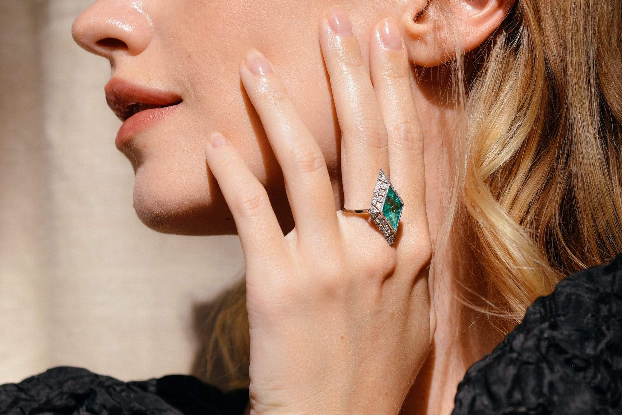 Art Deco Lozenge-Shaped Columbian Emerald Ring, France - Image 5