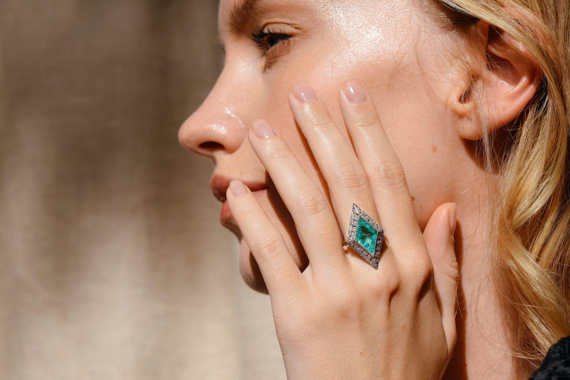 Art Deco Lozenge-Shaped Columbian Emerald Ring, France - Image 6