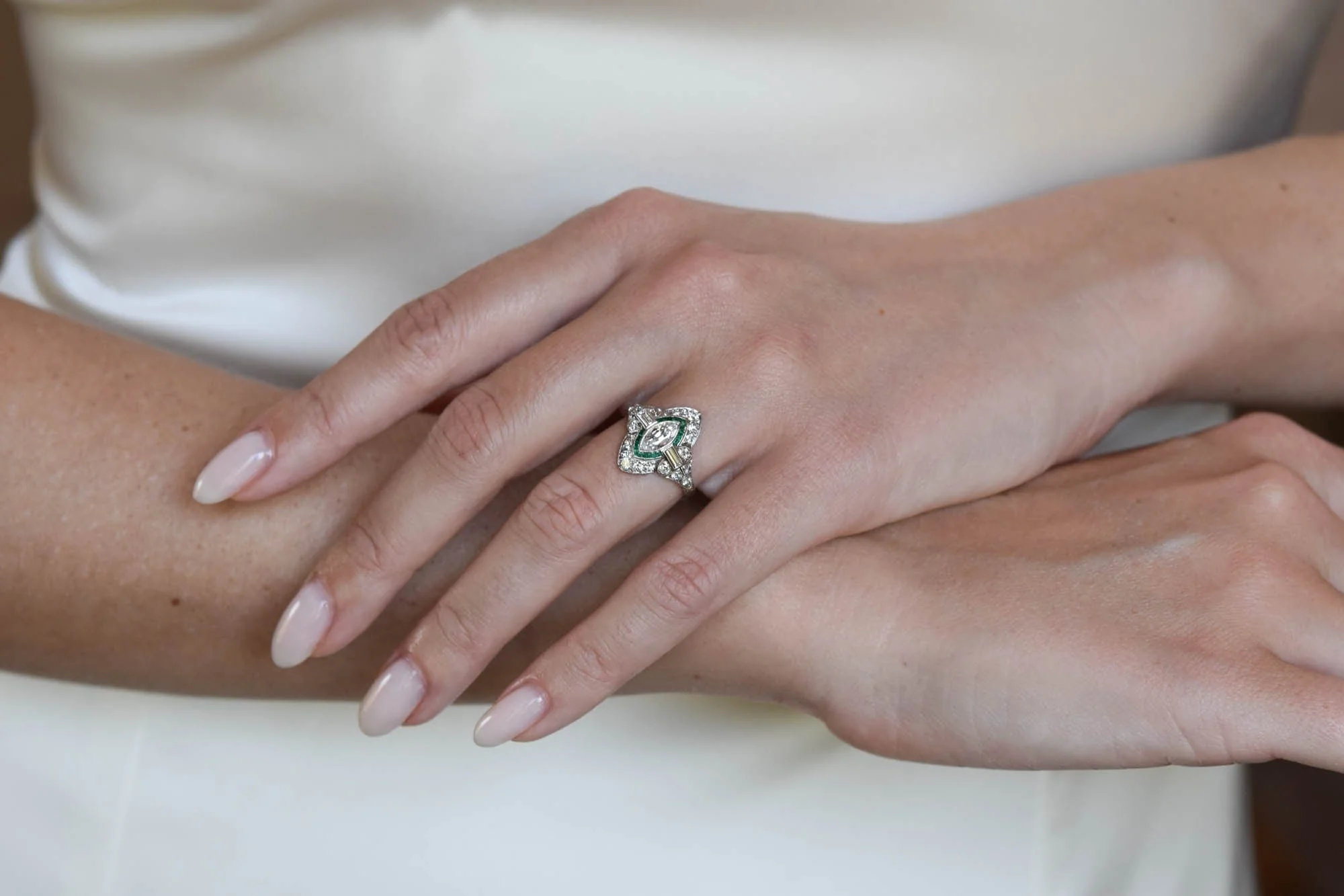 Art Deco Marquise Cut Diamond & Calibré Cut Emerald Vintage Ring - Image 3