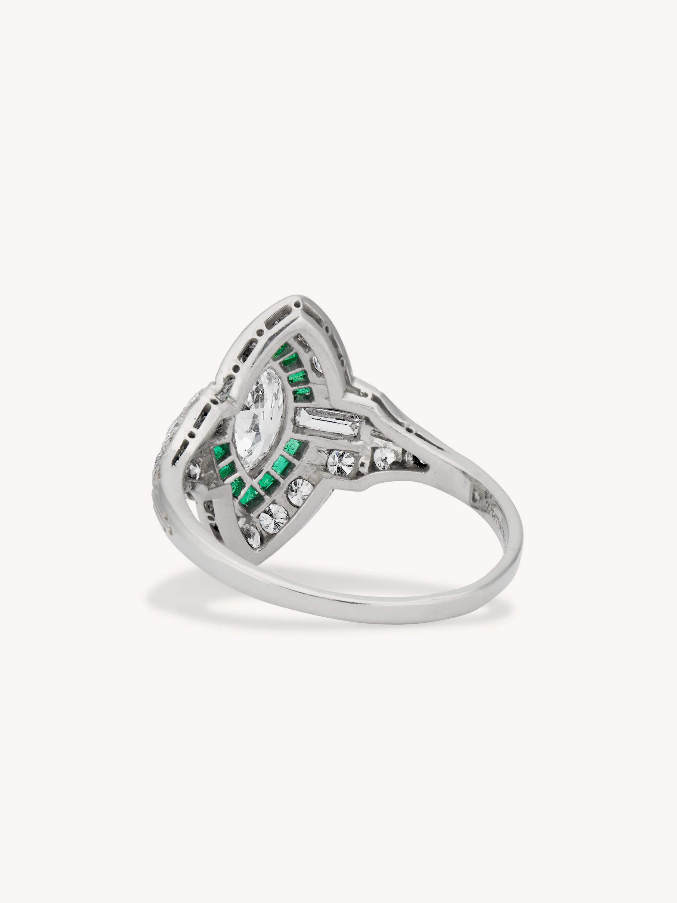 Art Deco Marquise Cut Diamond & Calibré Cut Emerald Vintage Ring - Image 5