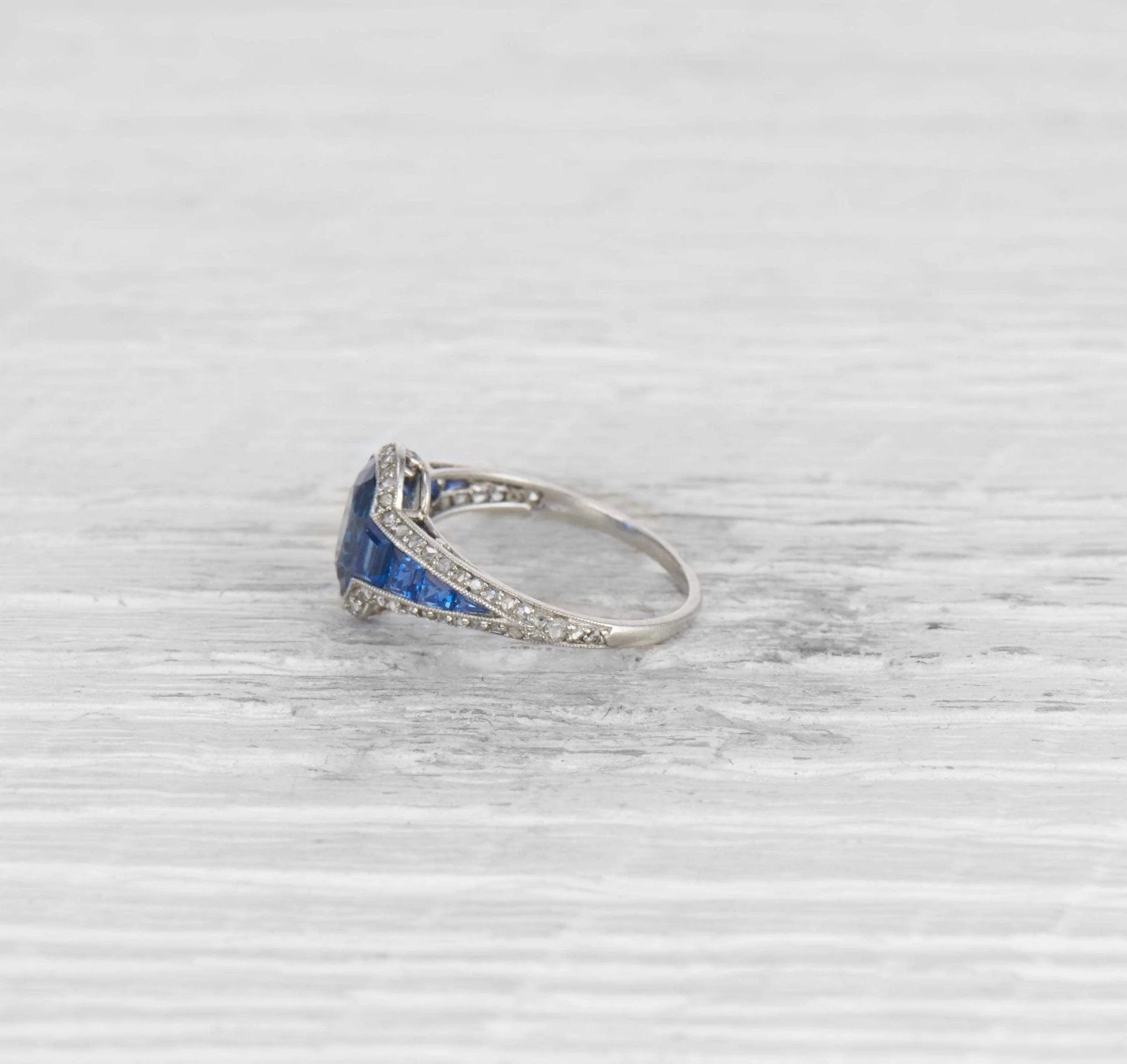 ART DECO SAPPHIRE AND DIAMOND ENGAGEMENT RING - Image 3