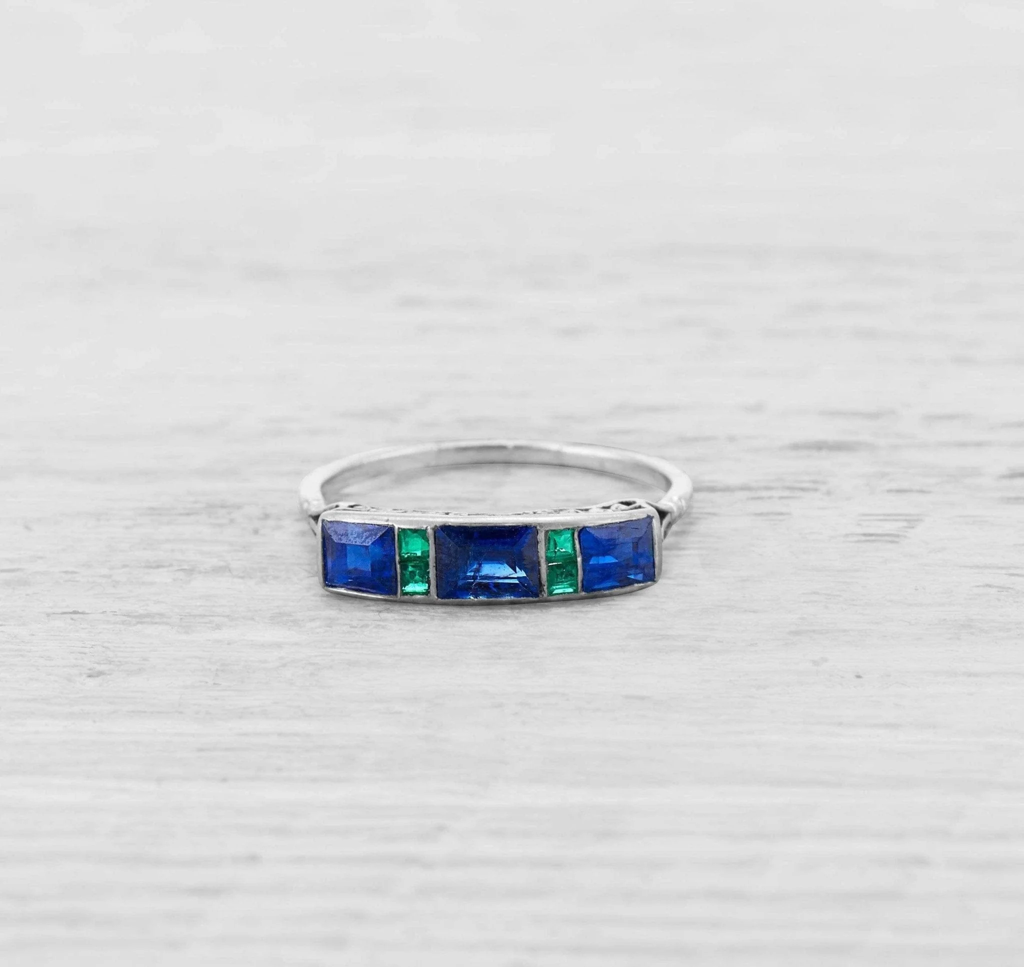 ART DECO SAPPHIRE AND EMERALD RING - Image 2