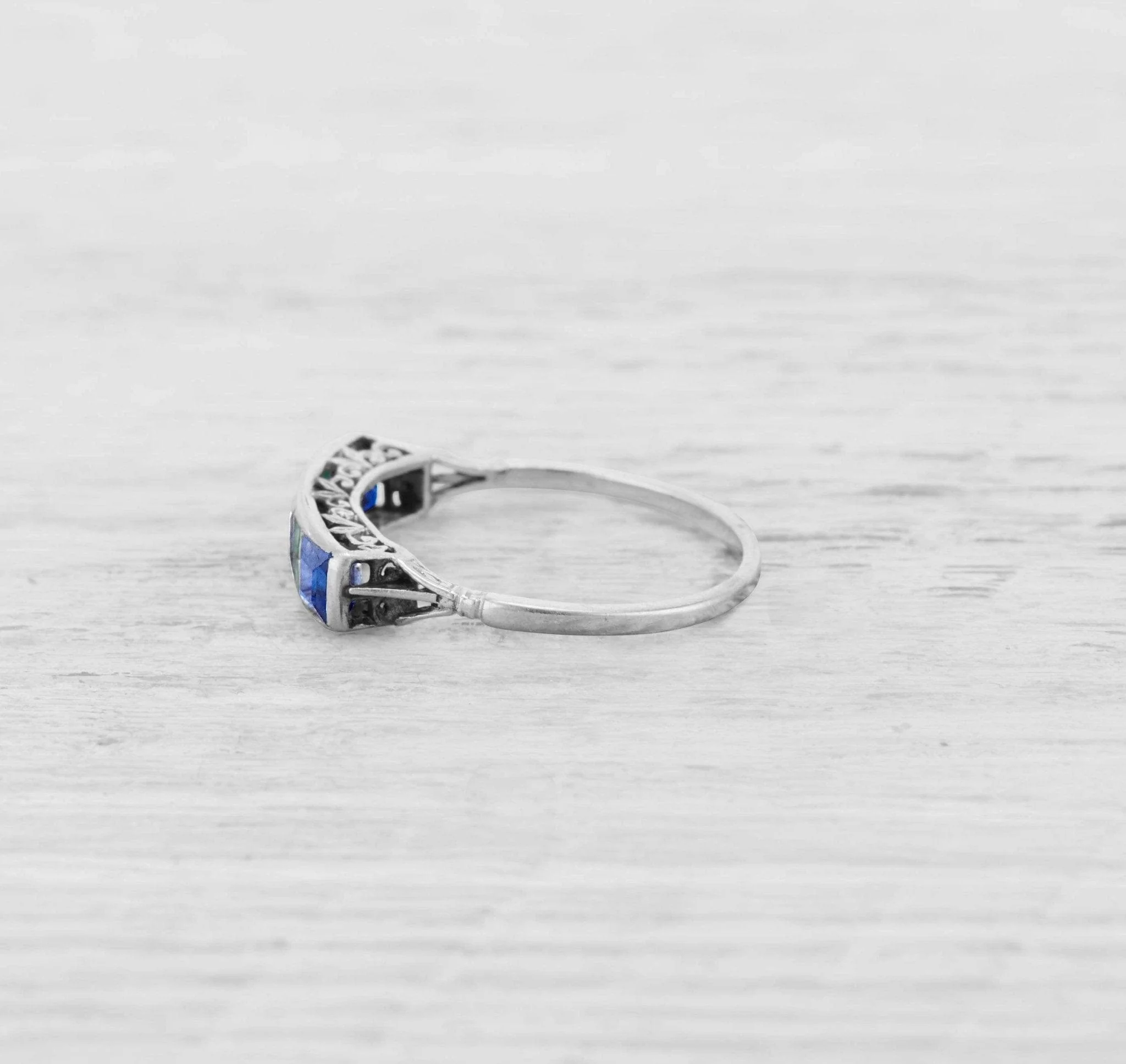 ART DECO SAPPHIRE AND EMERALD RING - Image 3