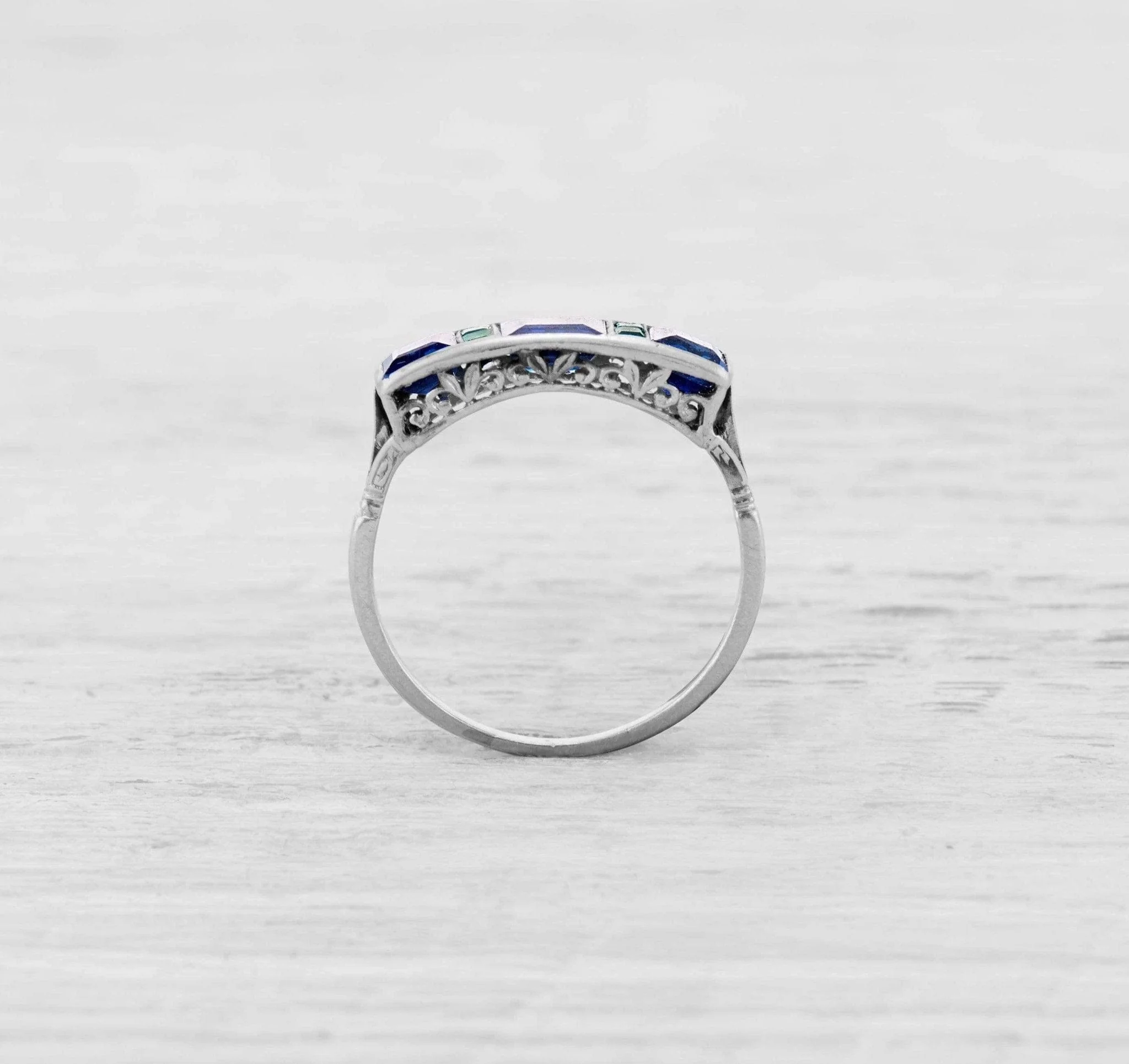 ART DECO SAPPHIRE AND EMERALD RING - Image 4